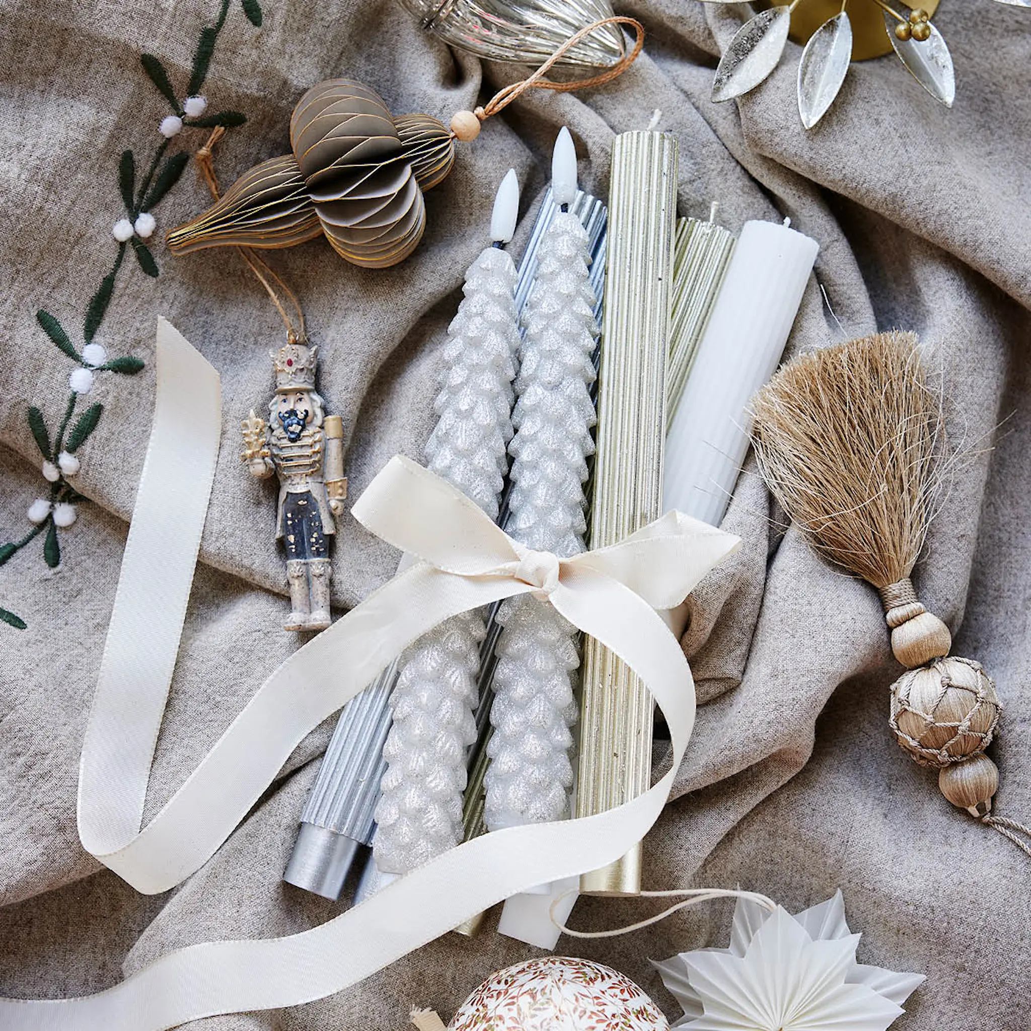 Lene Bjerre Livia Kruunukynttilä LED 25 cm Hopea