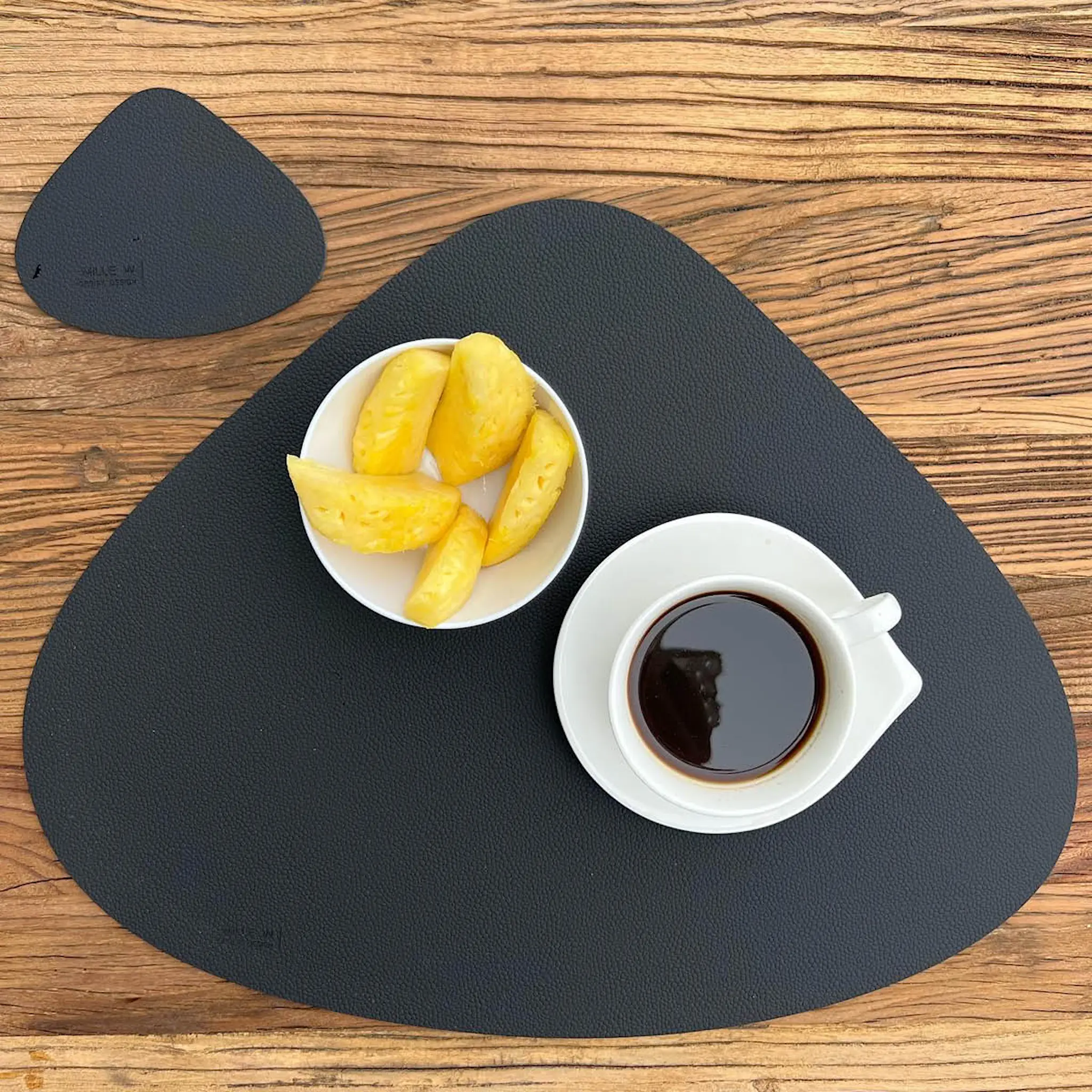 MiLLE W NORDISK DESIGN Sea Shell Pöytätabletti 47x37 cm Musta