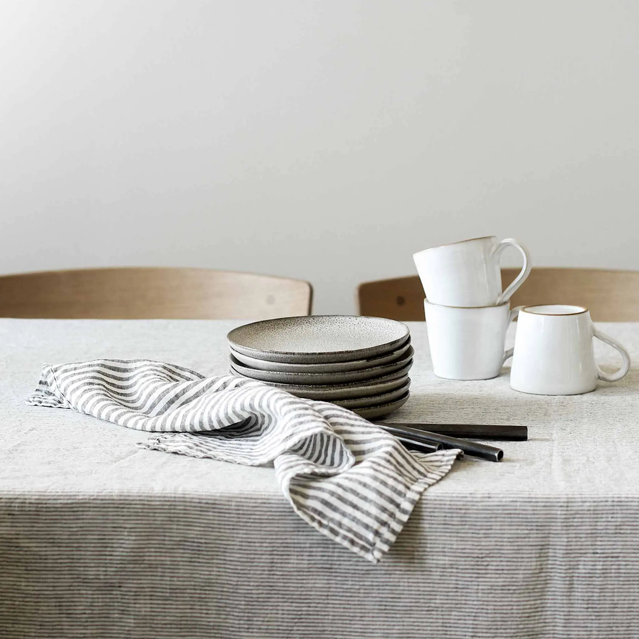Tell Me More Bordsduk Linne 175x175 cm Pinstripe