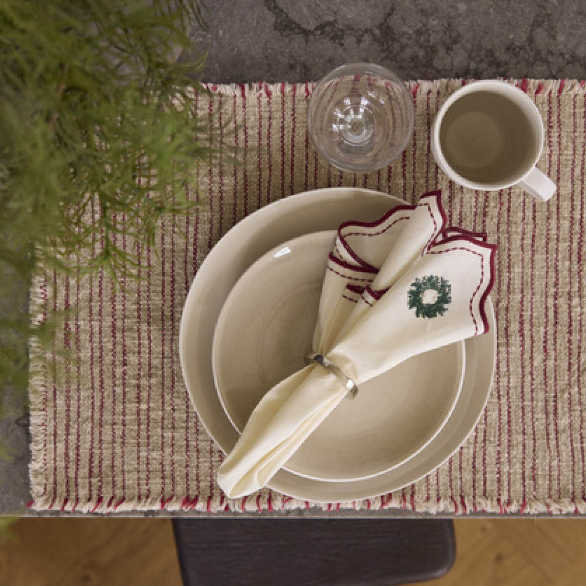 Holmen Amani bordstablett 33x48 cm röd