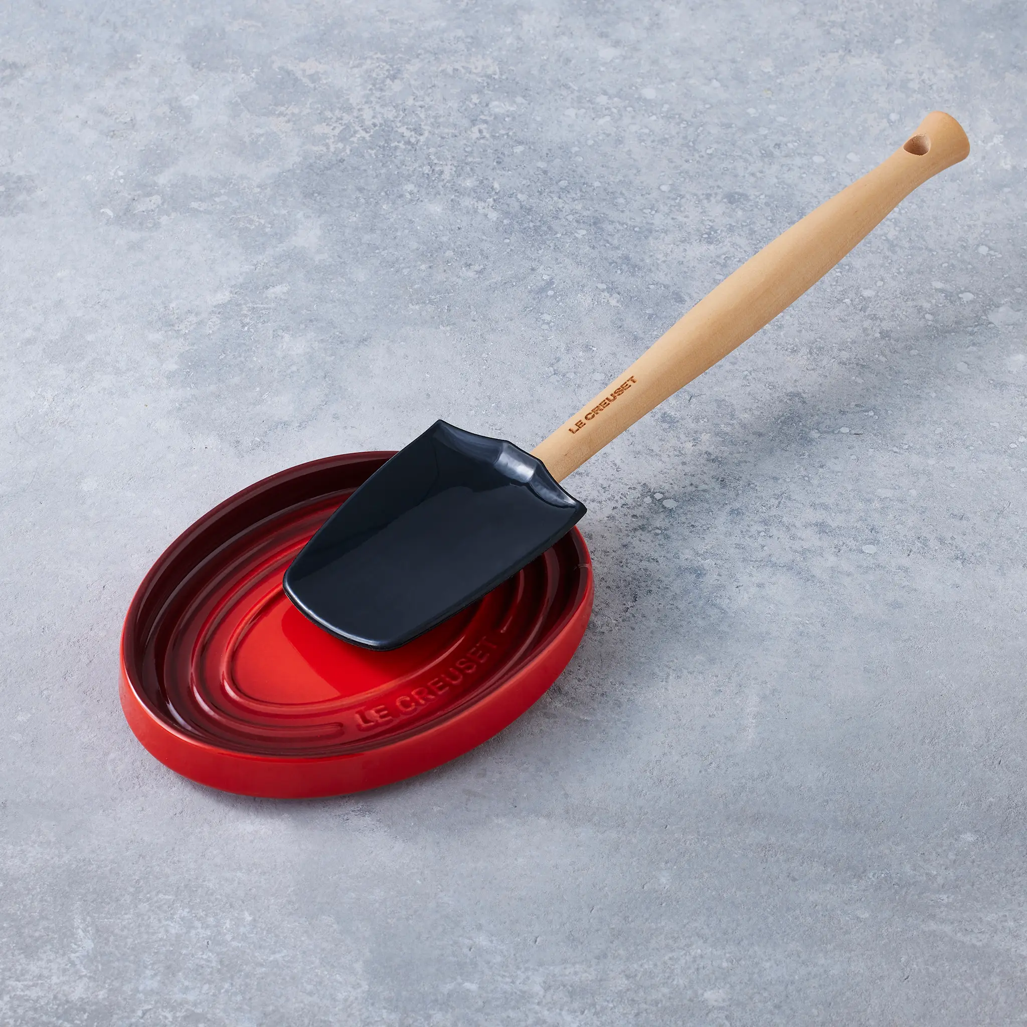Le Creuset Oval gryteskjeholder cerise hover