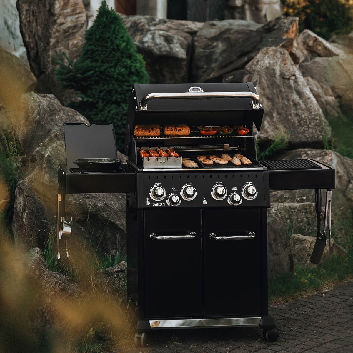 Broil King Gasolgrill Baron 490 Shadow med rotisserie och sidobrännare