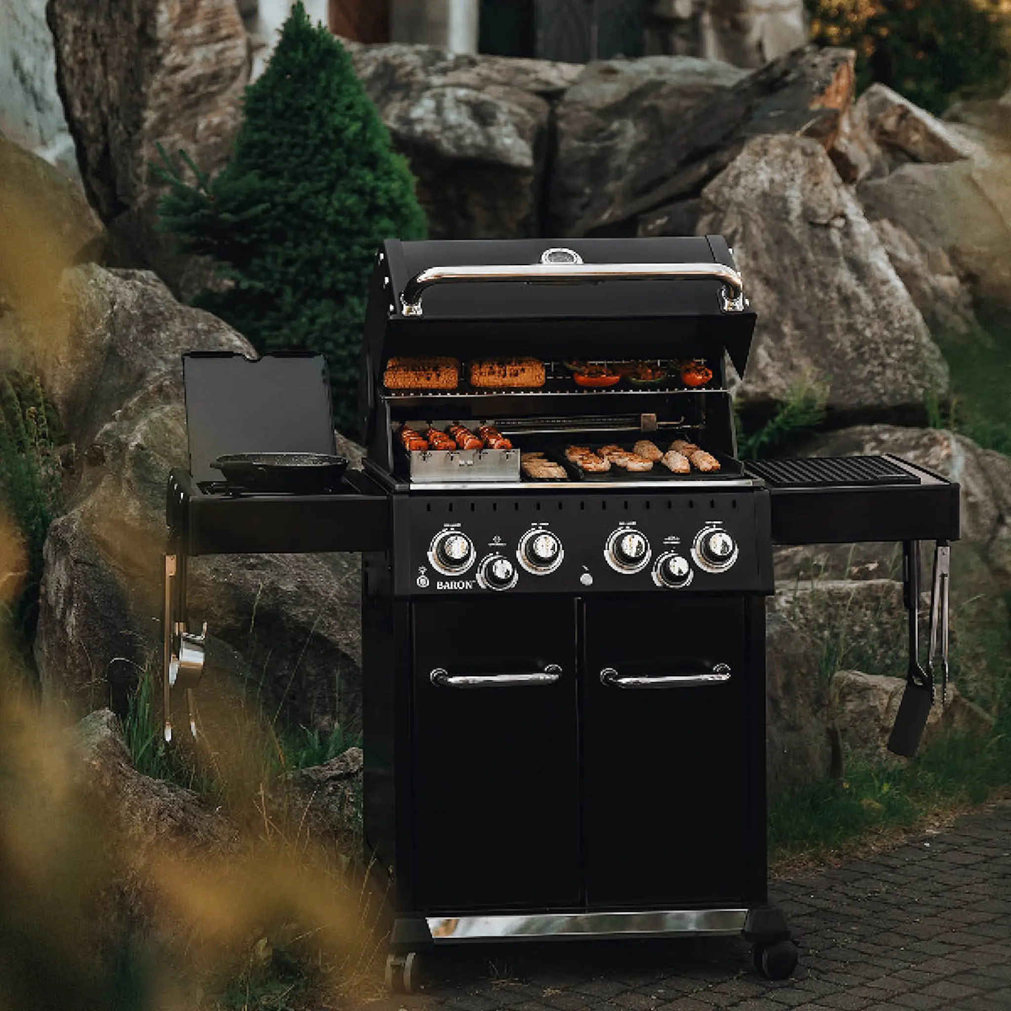 Broil King Gasolgrill Baron 490 Shadow med rotisserie och sidobrännare