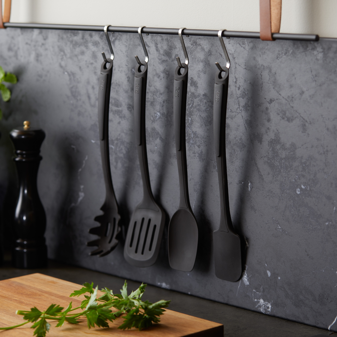 Tareq Taylor Annie spaghettiskje 33,2 cm svart