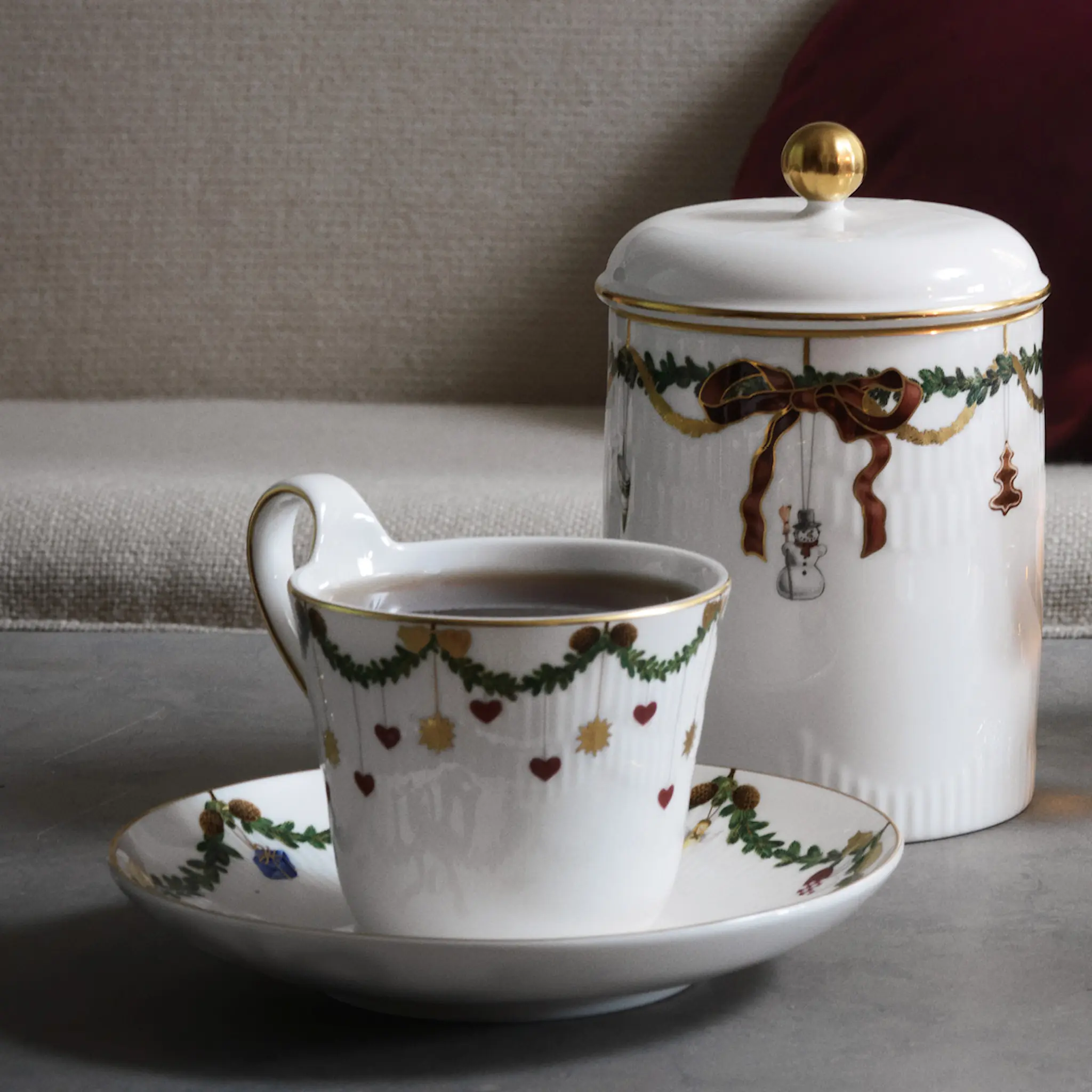 Royal Copenhagen Star Fluted Christmas Kopp med Fat 27 cl