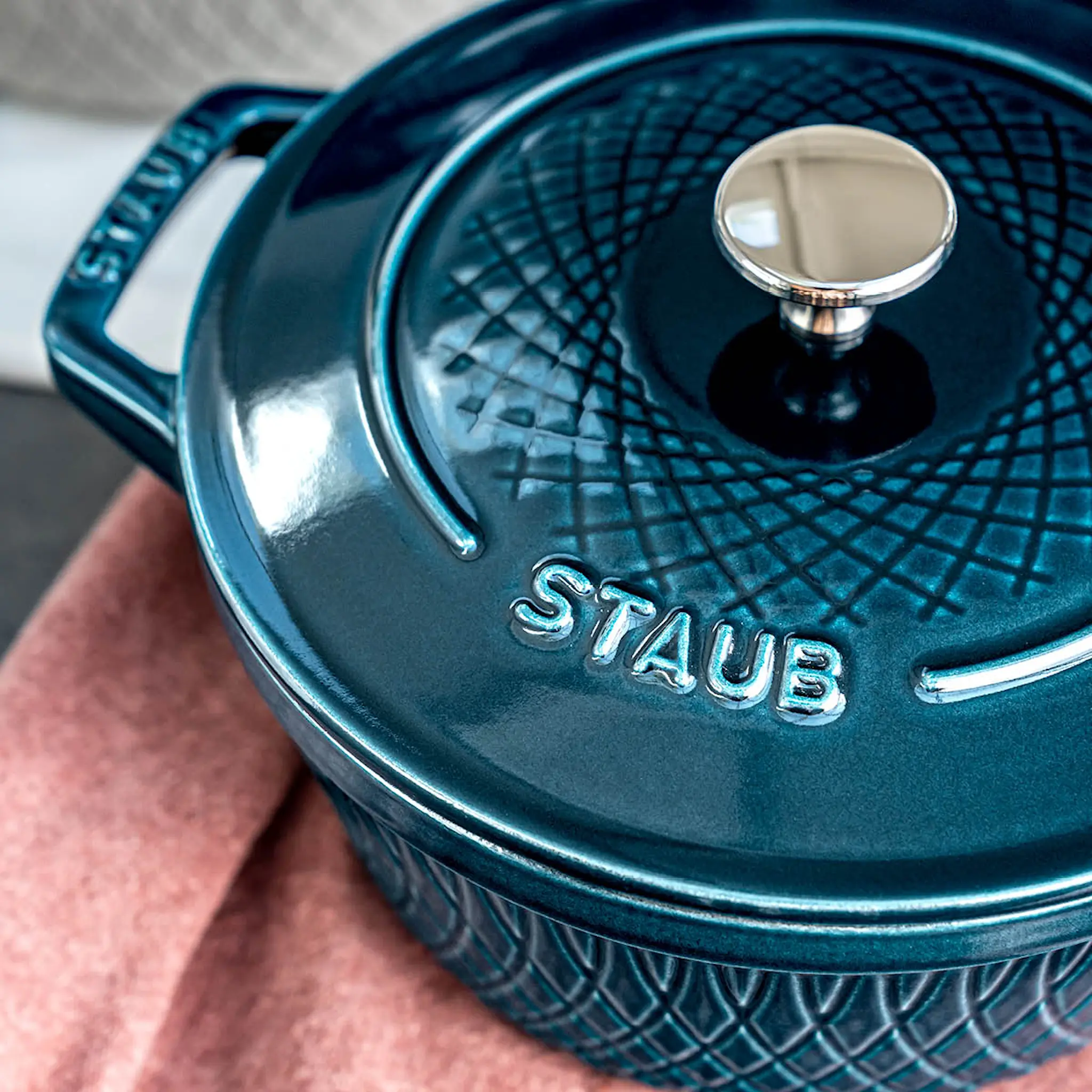 Staub Staub Twister gjutjärnsgryta 24 cm 4 L La Mer Petroleum