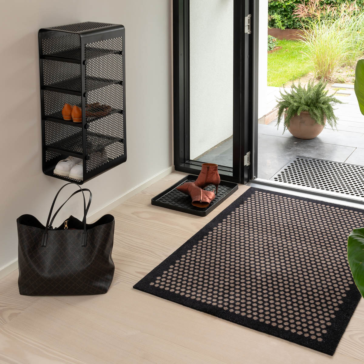 Tica Copenhagen Dot gulvmatte 130x90 cm svart/sand