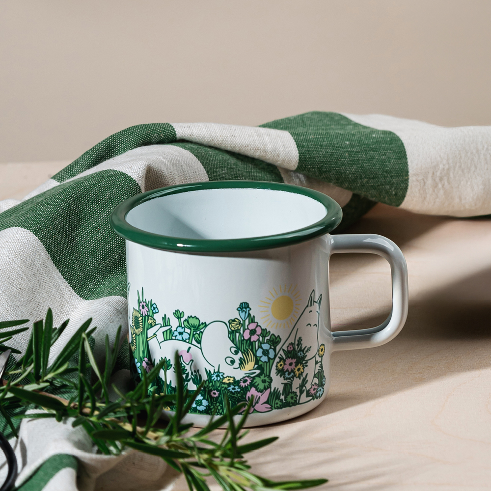 Muurla Mumin emaljmugg 37 cl i trädgården vit