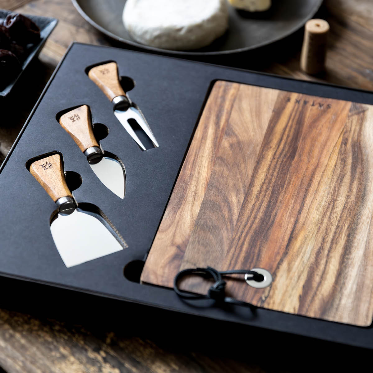 Satake Ostset med skärbräda och 3 knivar i akacia