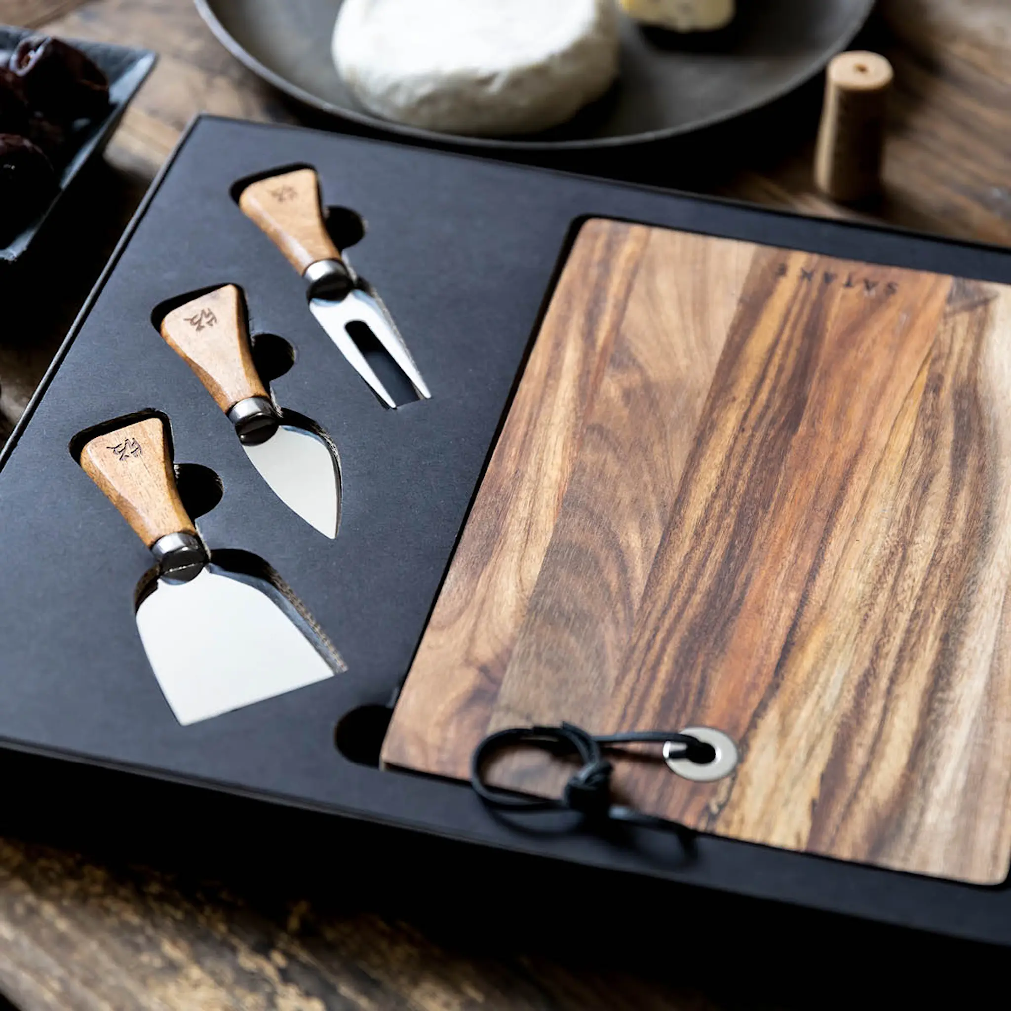 Satake Ostset med skärbräda och 3 knivar i akacia