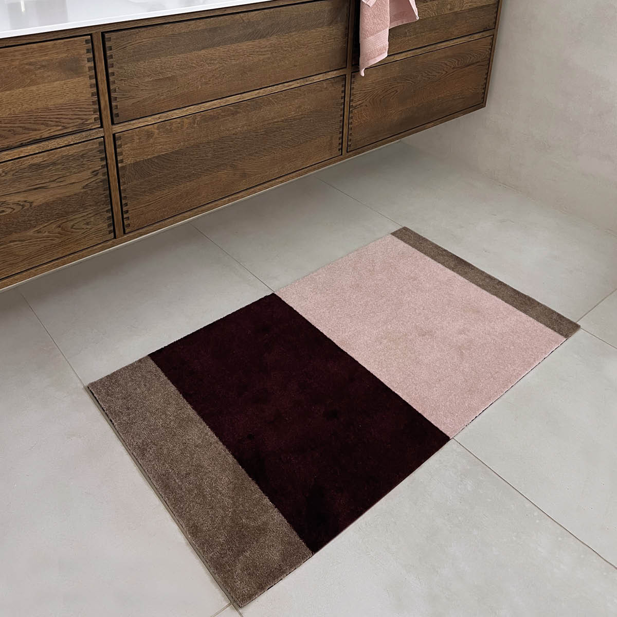 Tica Copenhagen Stripes Horizontally golvmatta 120x67 cm bordeaux/rose/sand