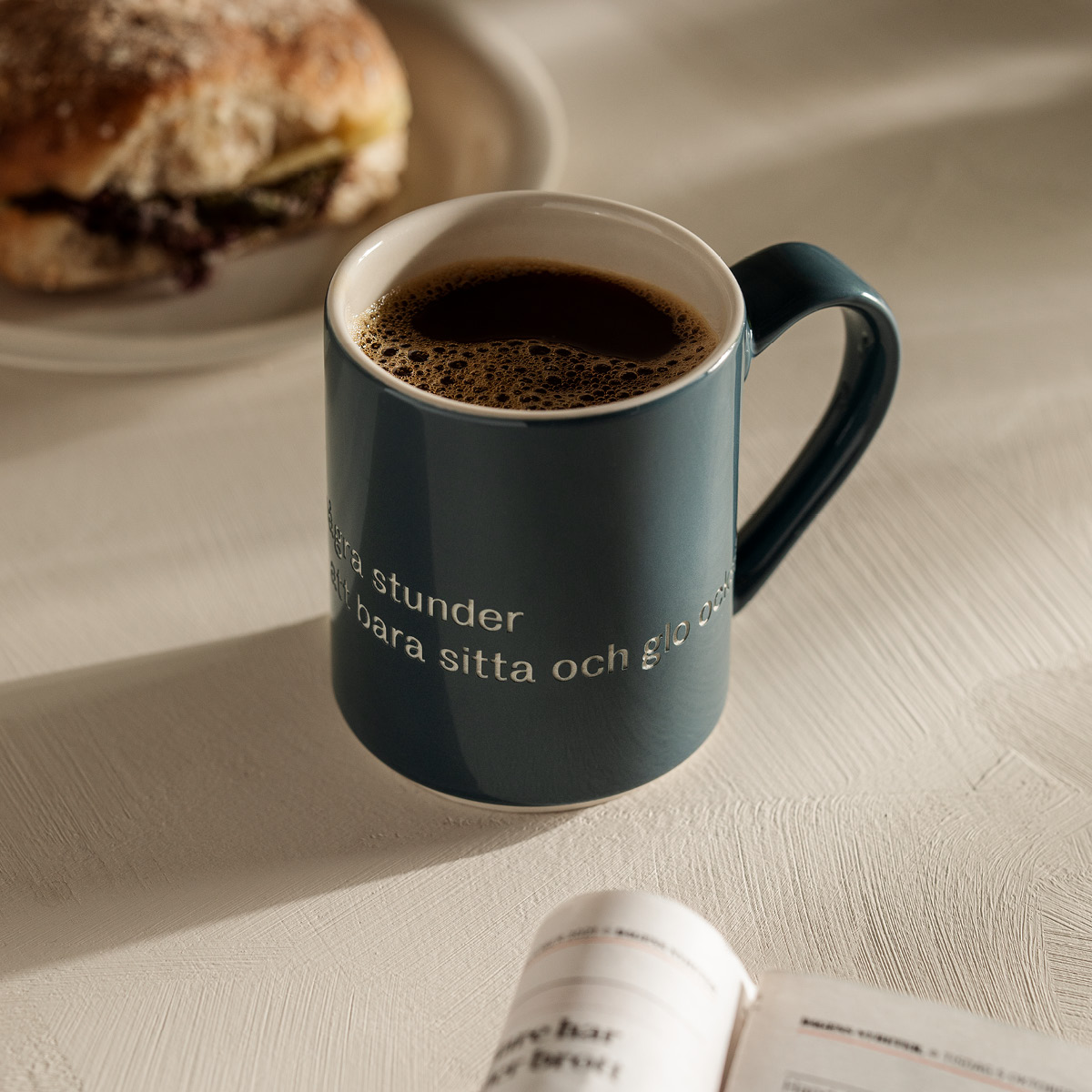 Design House Stockholm Astrid Lindgren kopp "Och så ska man ju ha några stunder" blå