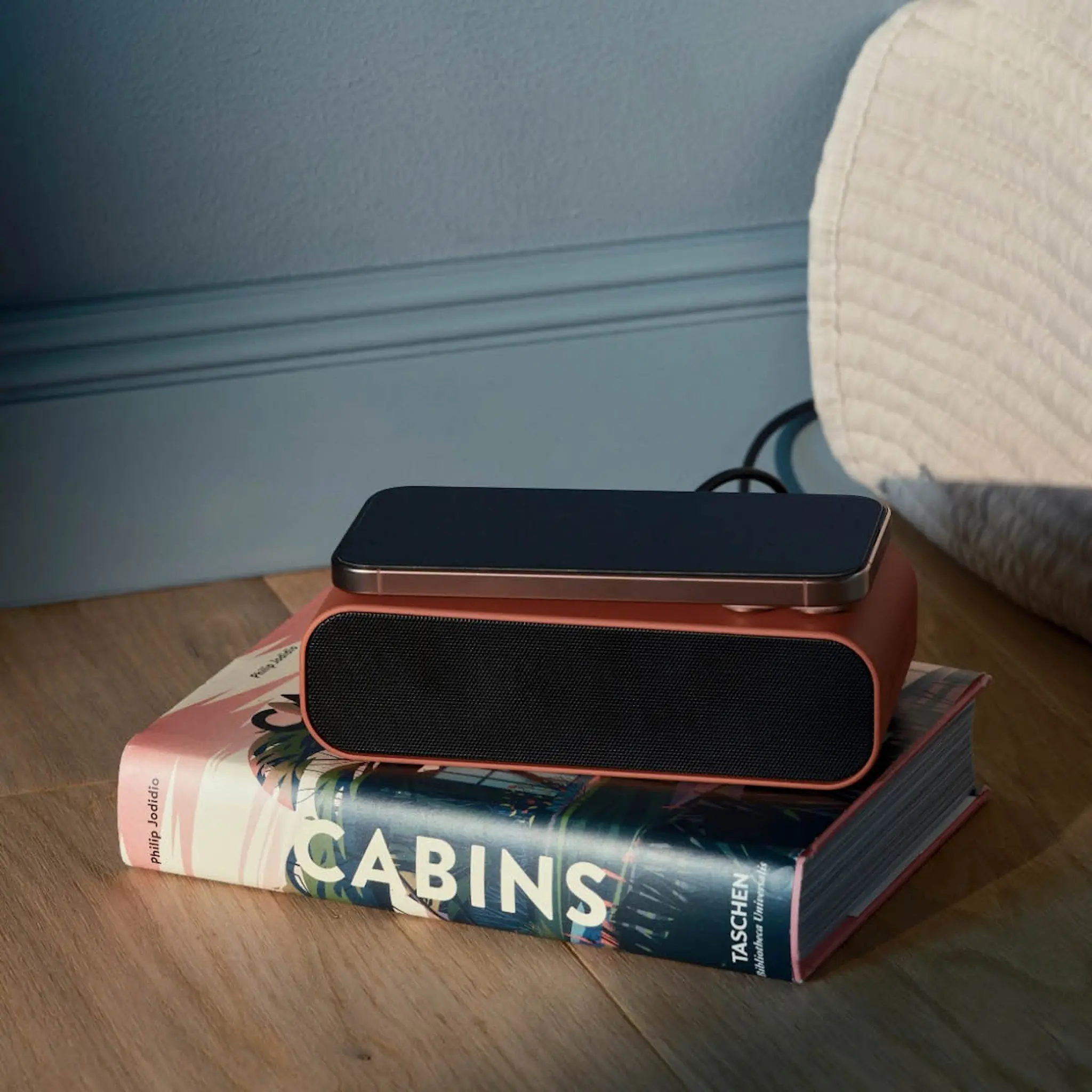 Kreafunk Wakie väckarklocka med Wake-up light och Qi 16x8x4,5 cm terrakotta