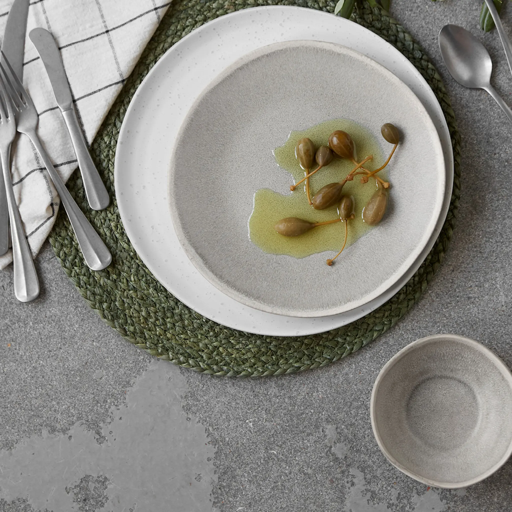 House Doctor More Lautanen 27 cm Harmaa