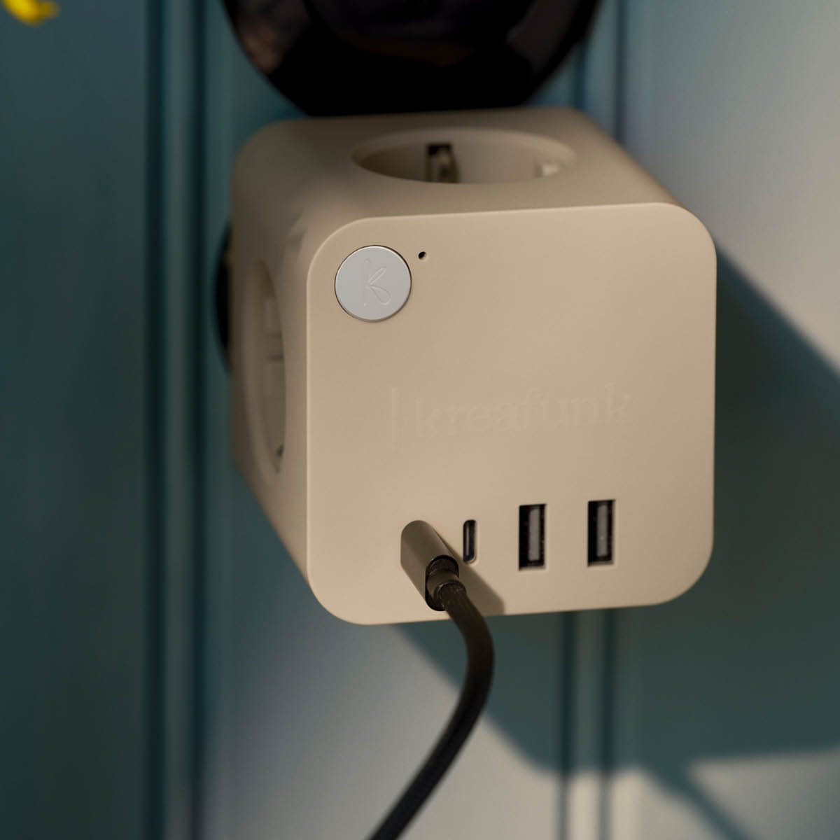 Kreafunk Ampie grenuttag med USB-A & USB-C sand