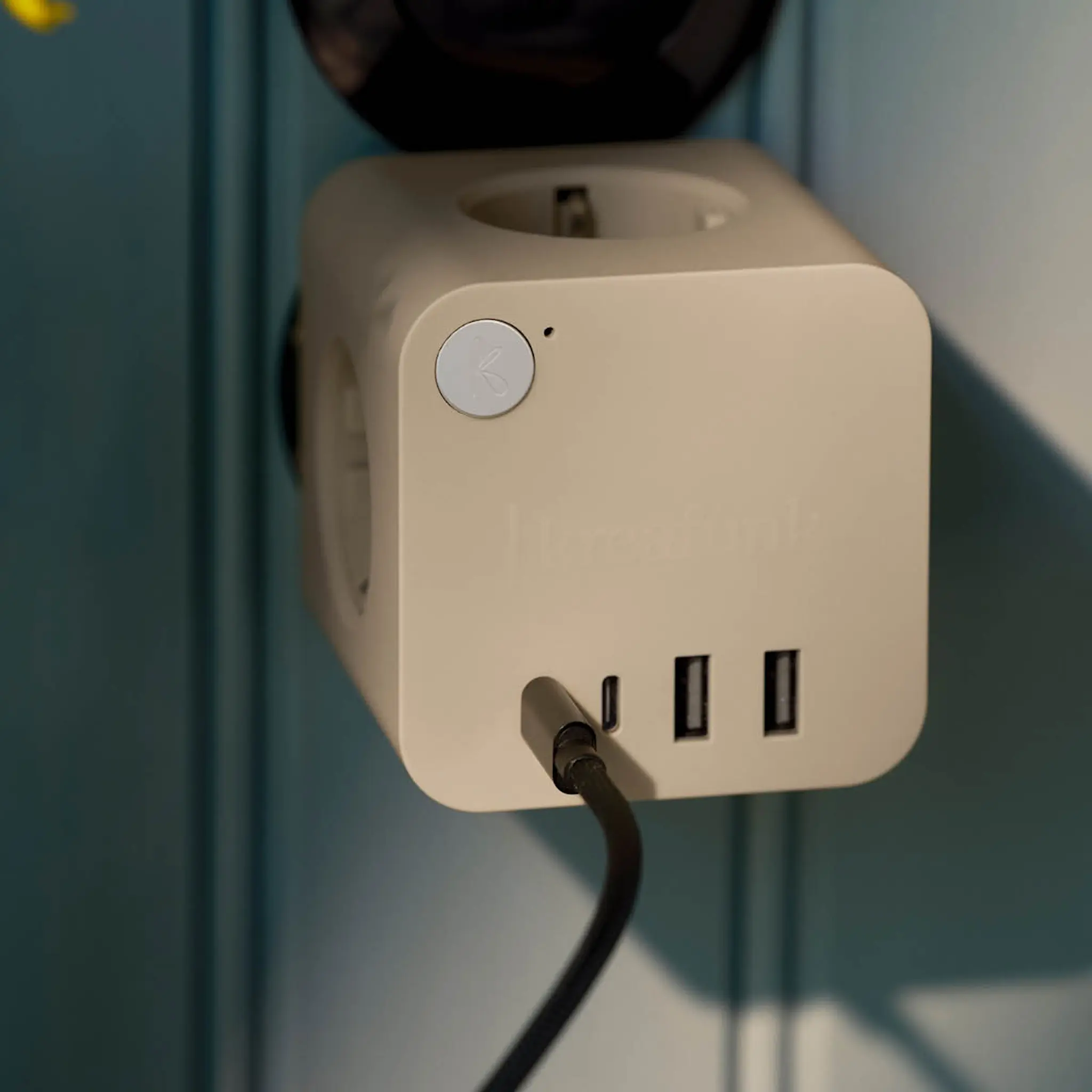 Kreafunk Ampie grenuttag med USB-A & USB-C sand