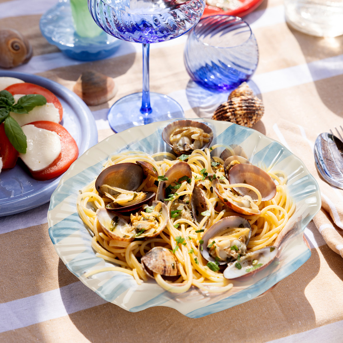 ByOn Armona tallrik 23,5 cm randig ljusblå/vit