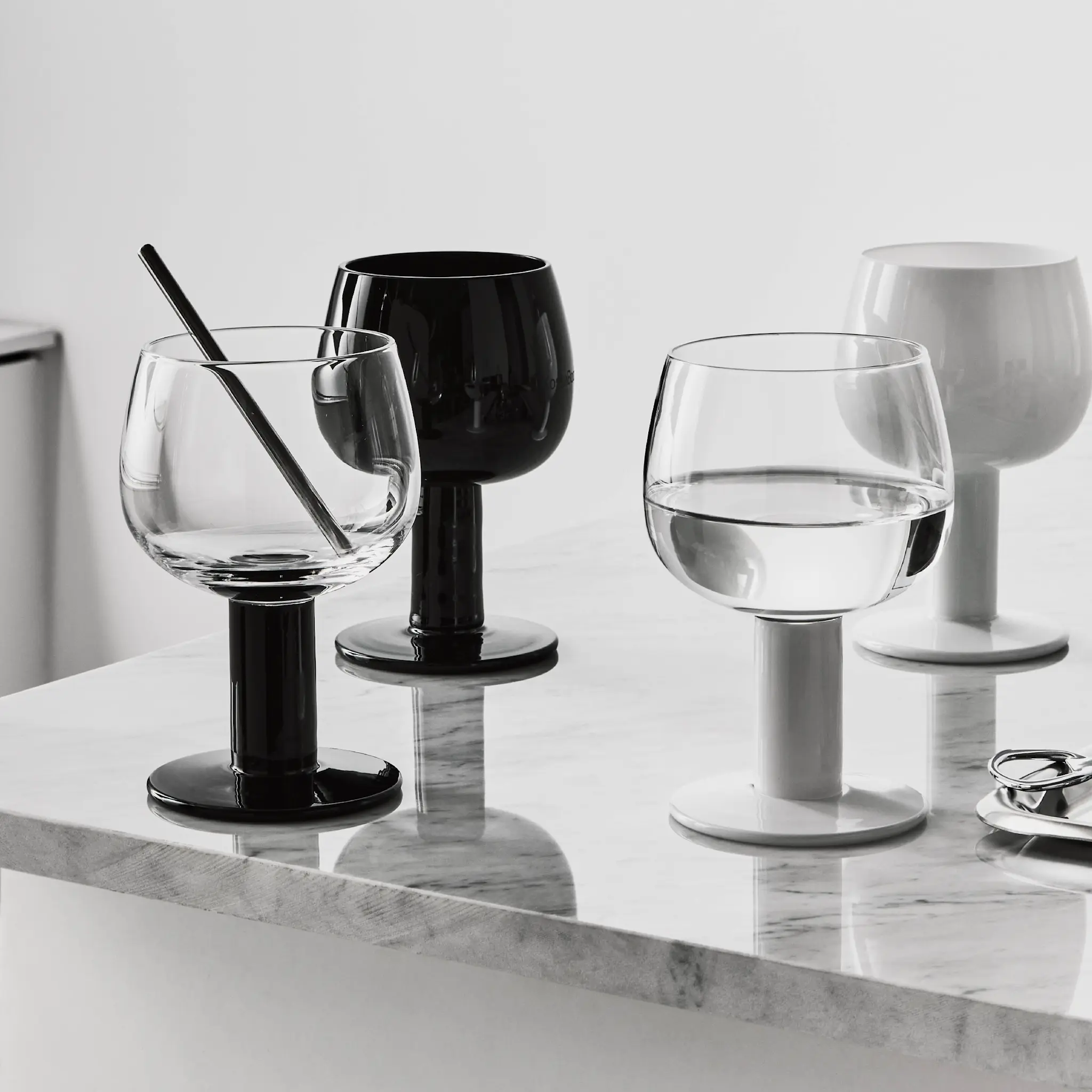 Kosta Boda Fars Glas vinglass 40 cl 4 stk hvit/svart
