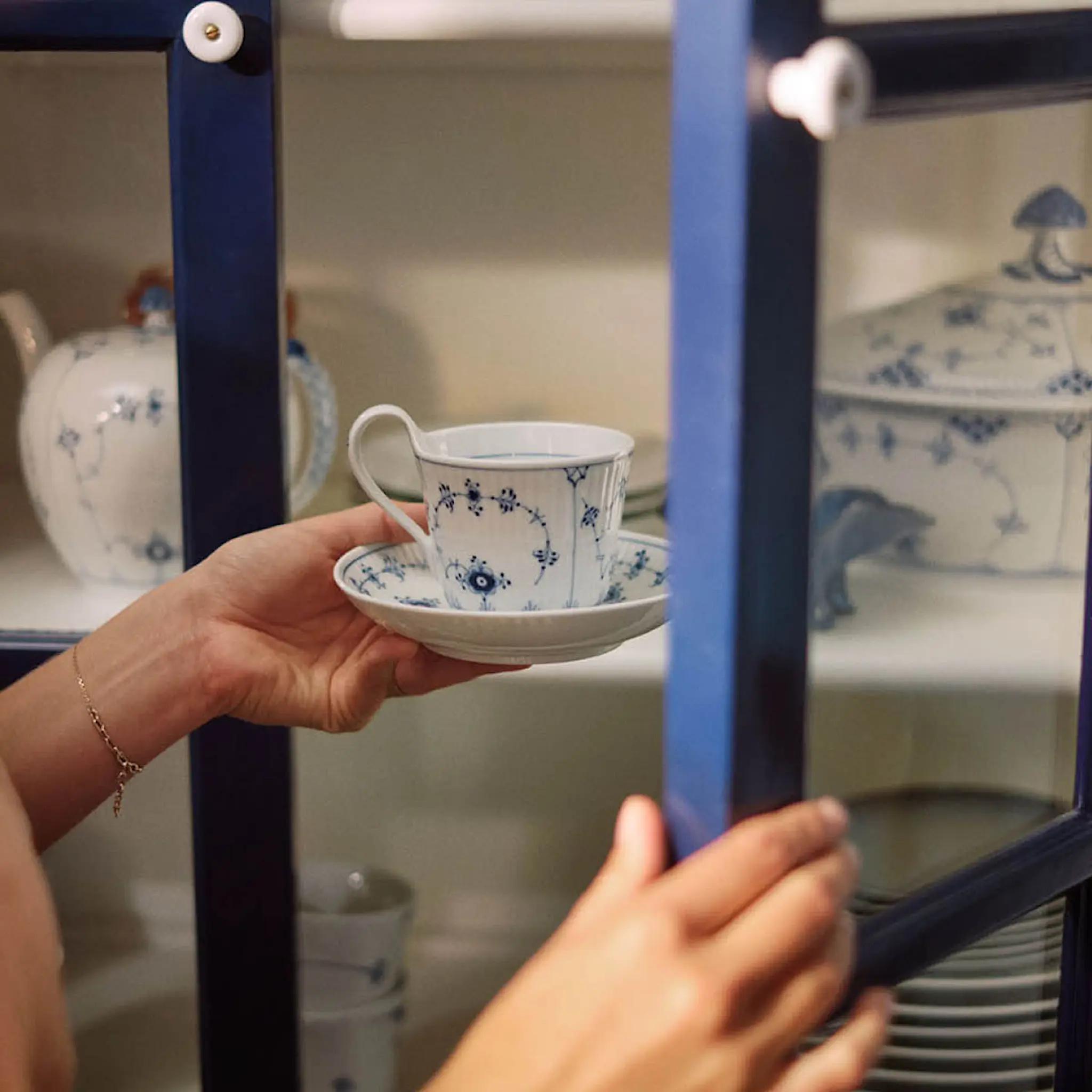 Royal Copenhagen Blue Fluted Plain kaffekopp med fat 24 cl högt handtag