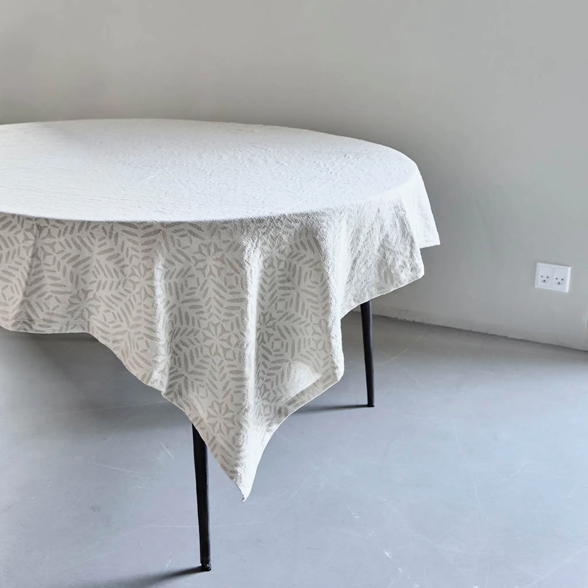 House Doctor Clip Pöytäliina 150x150 cm Valkoinen/Harmaa