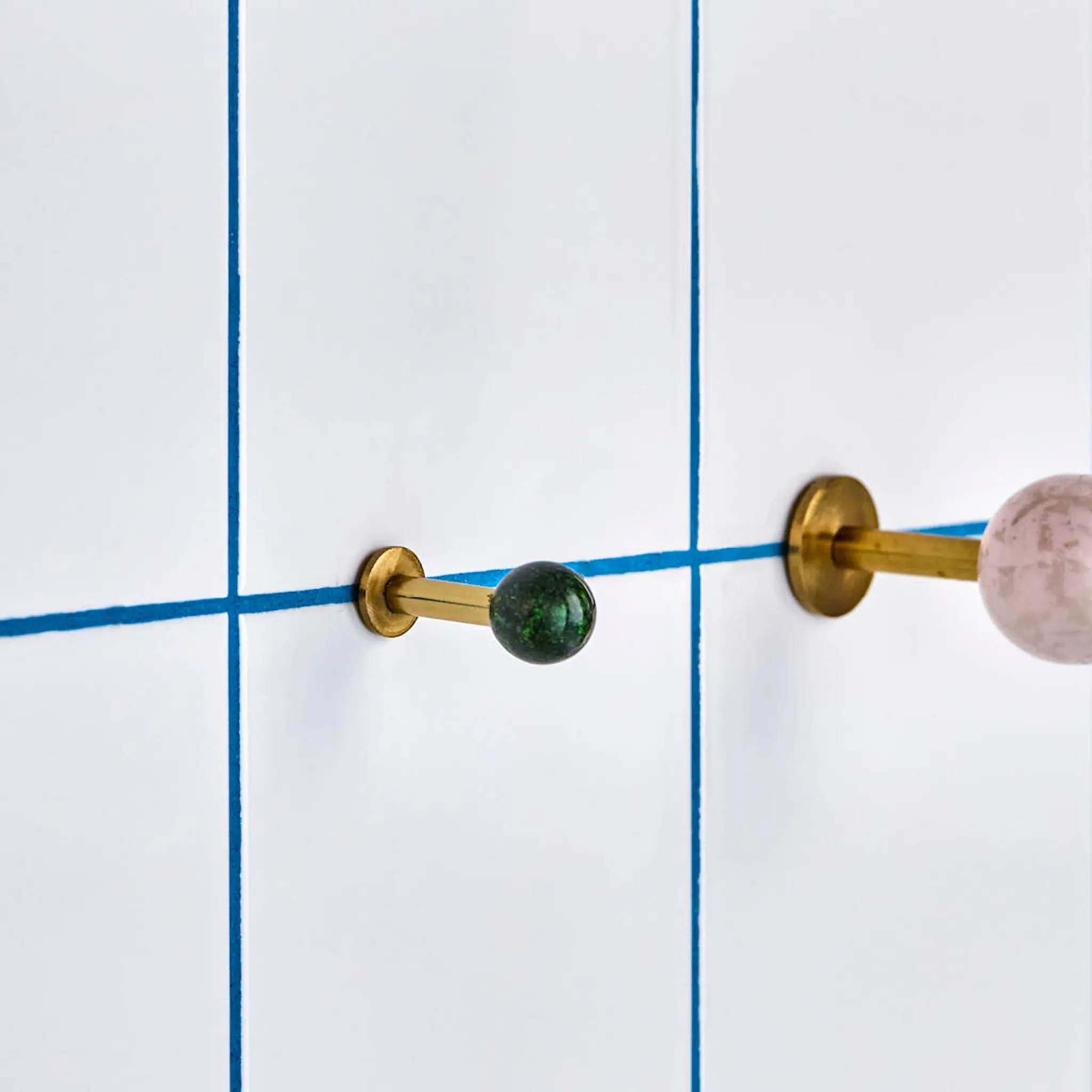 House Doctor Ball knagg 5x2 cm 2 stk messing/grønn hover