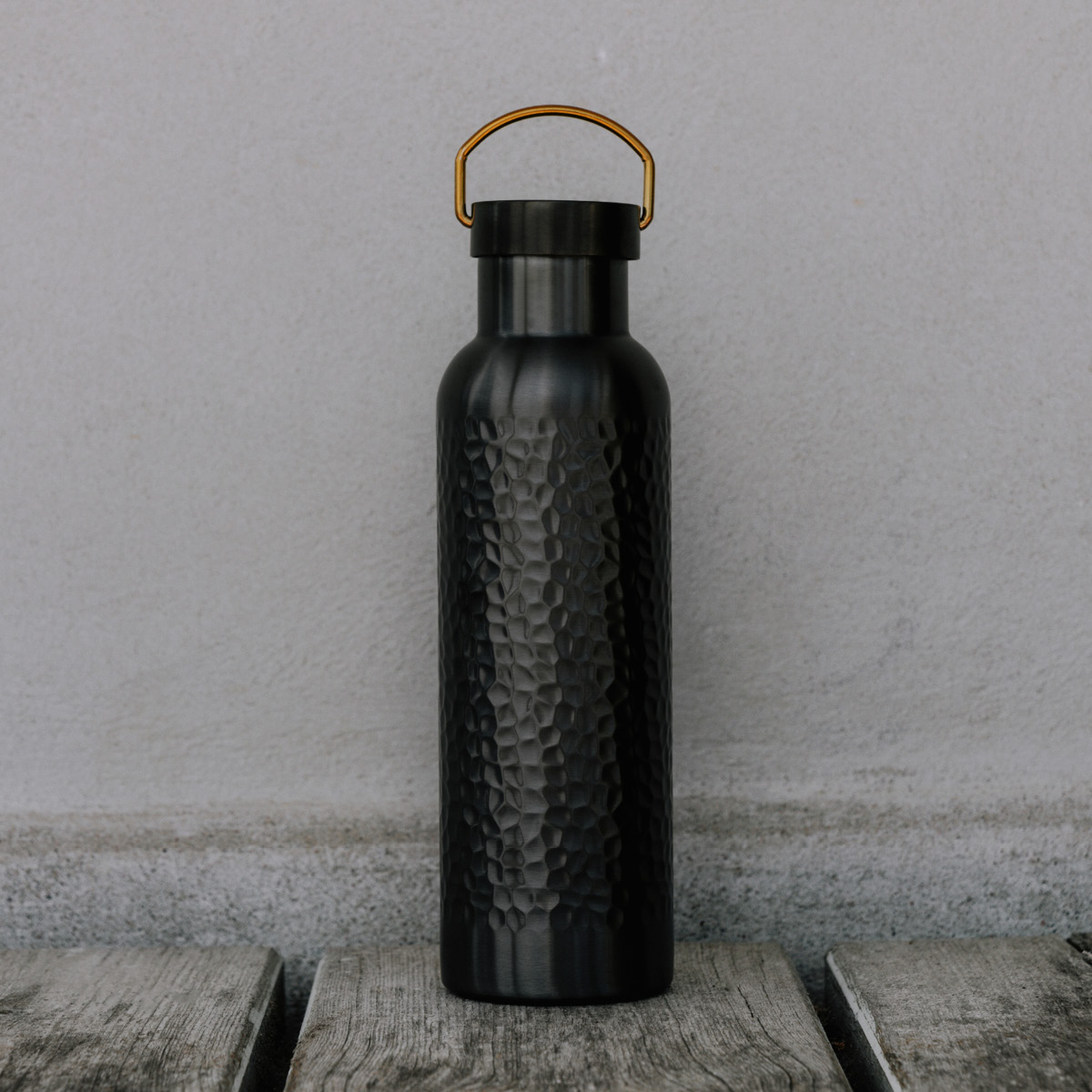 Vargen & Thor Snörök termoflaske 0,75L svart/messing