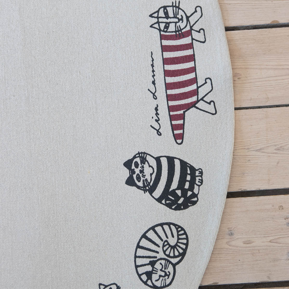 Pluto Lisa Larson rund matta 105 cm Katter