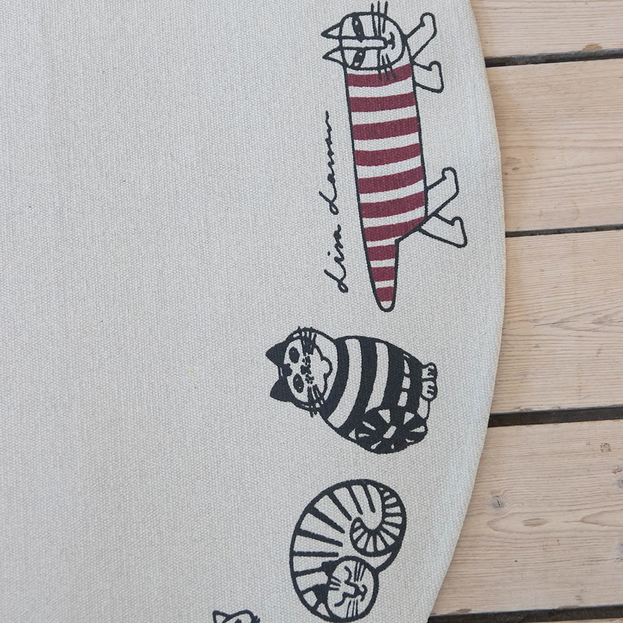 Pluto Lisa Larson rund matta 105 cm Katter