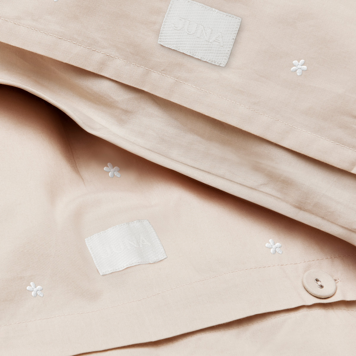 Juna Daisy sengetøy 220x220 cm sand/hvit