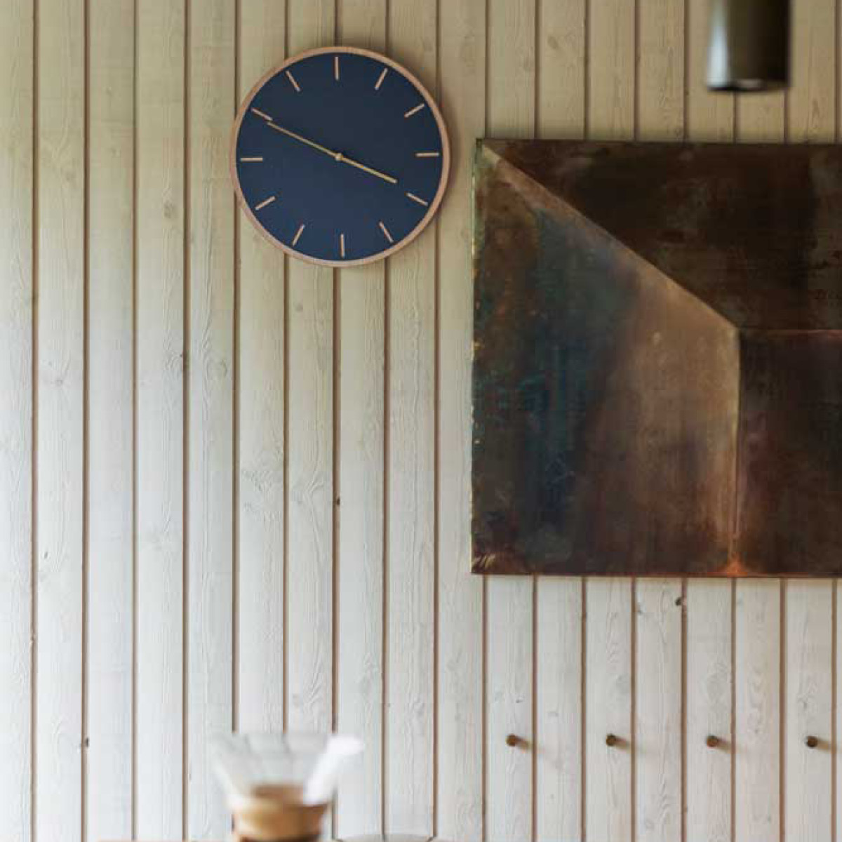 Hemverk Smokey Blue väggklocka 28 cm blå med guldvisare