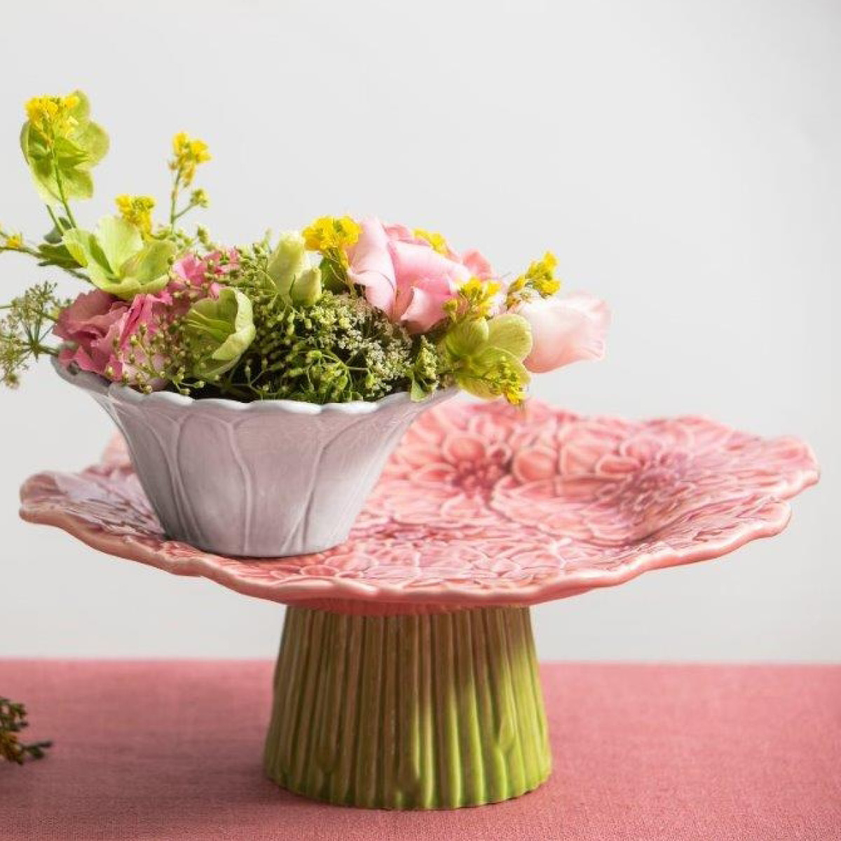 Bordallo Pinheiro Maria Flor tårtfat på fot Dahlia