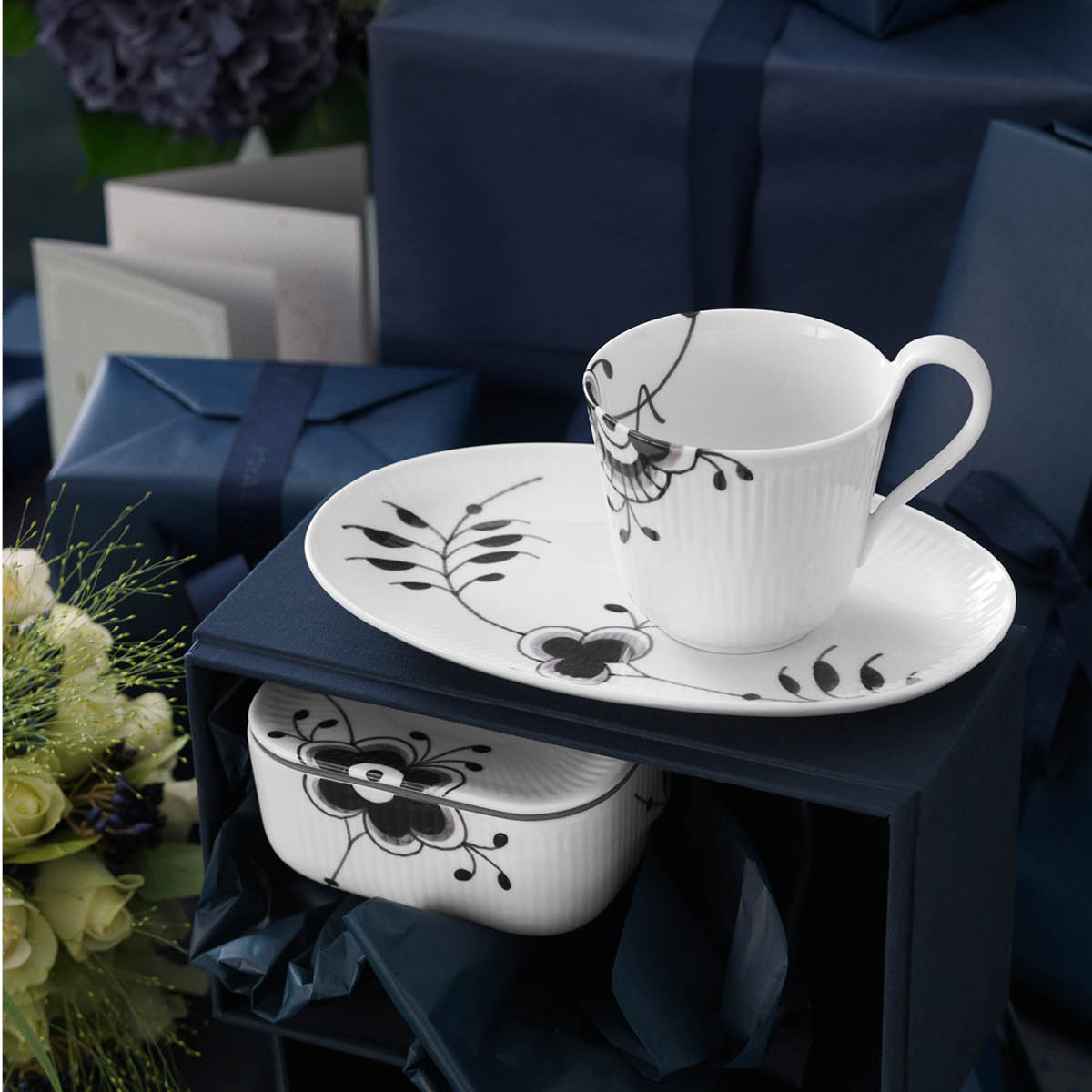 Royal Copenhagen Black Fluted Mega Muki 33 cl