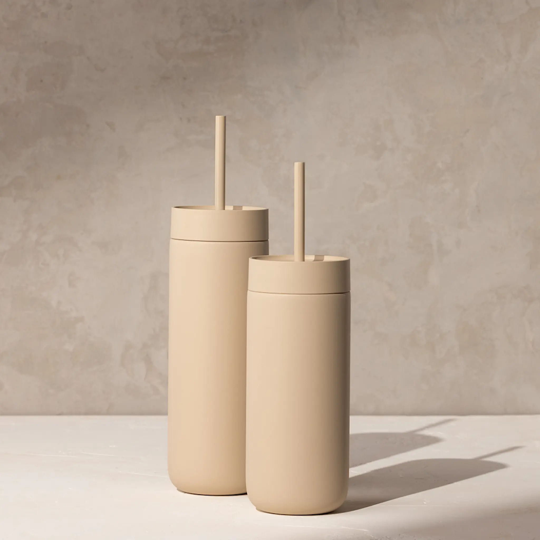 Fellow Carter Cold Desert Capsule tumbler med sugrör 590 ml sand dune