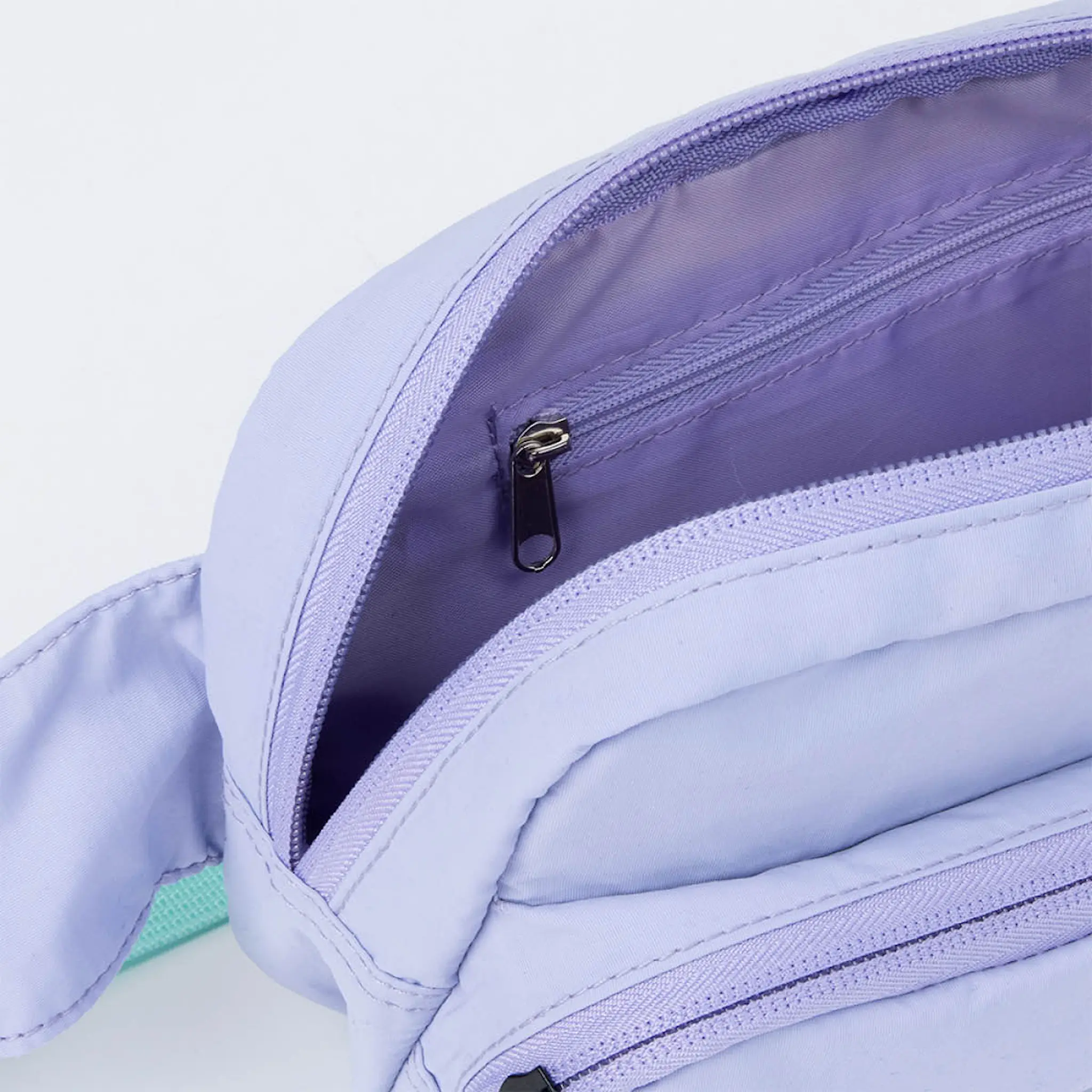 Nordicbuddies Mumin retro magväska 25x15 cm Mumin på äventyr lila