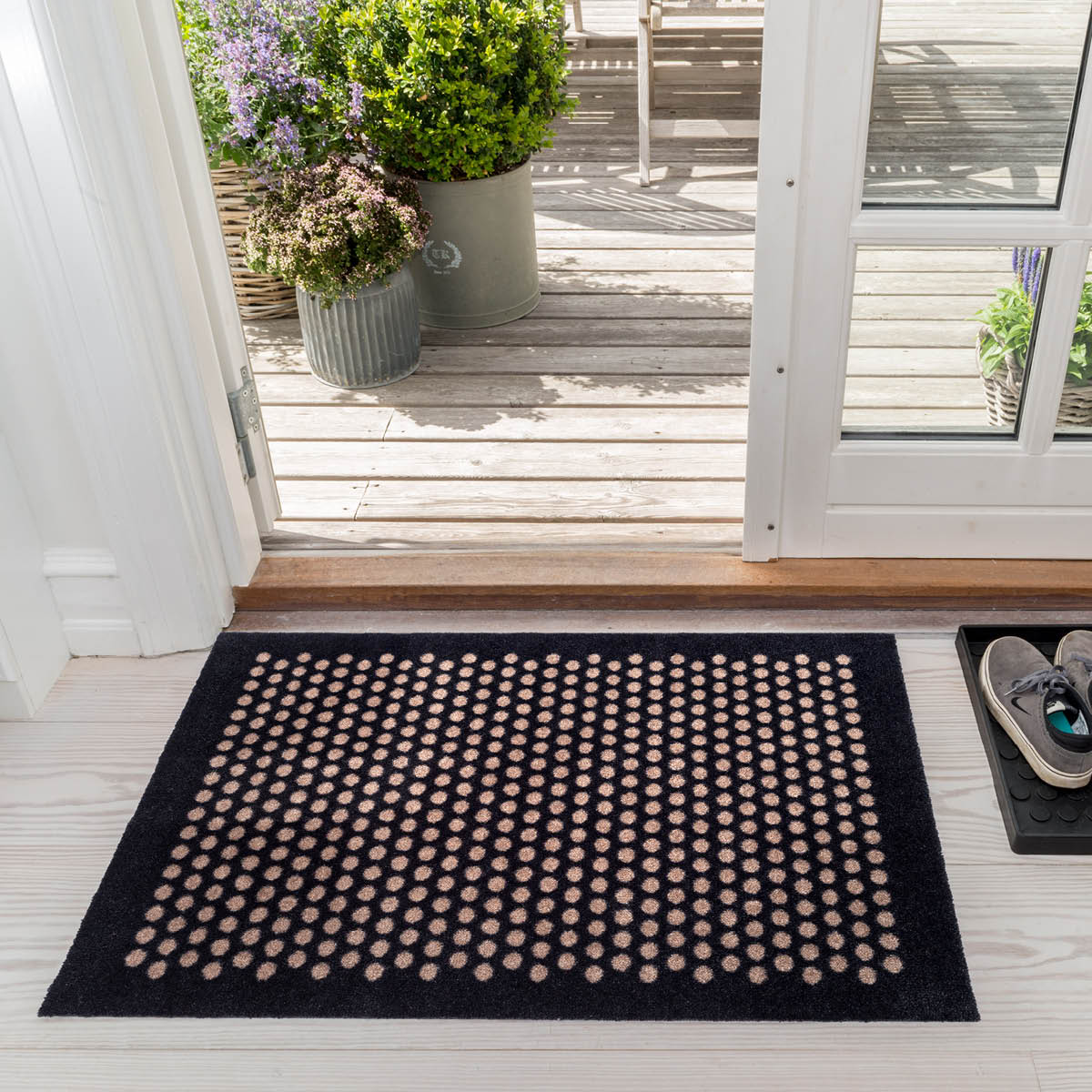 Tica Copenhagen Dot gulvmatte 90x60 cm svart/sand