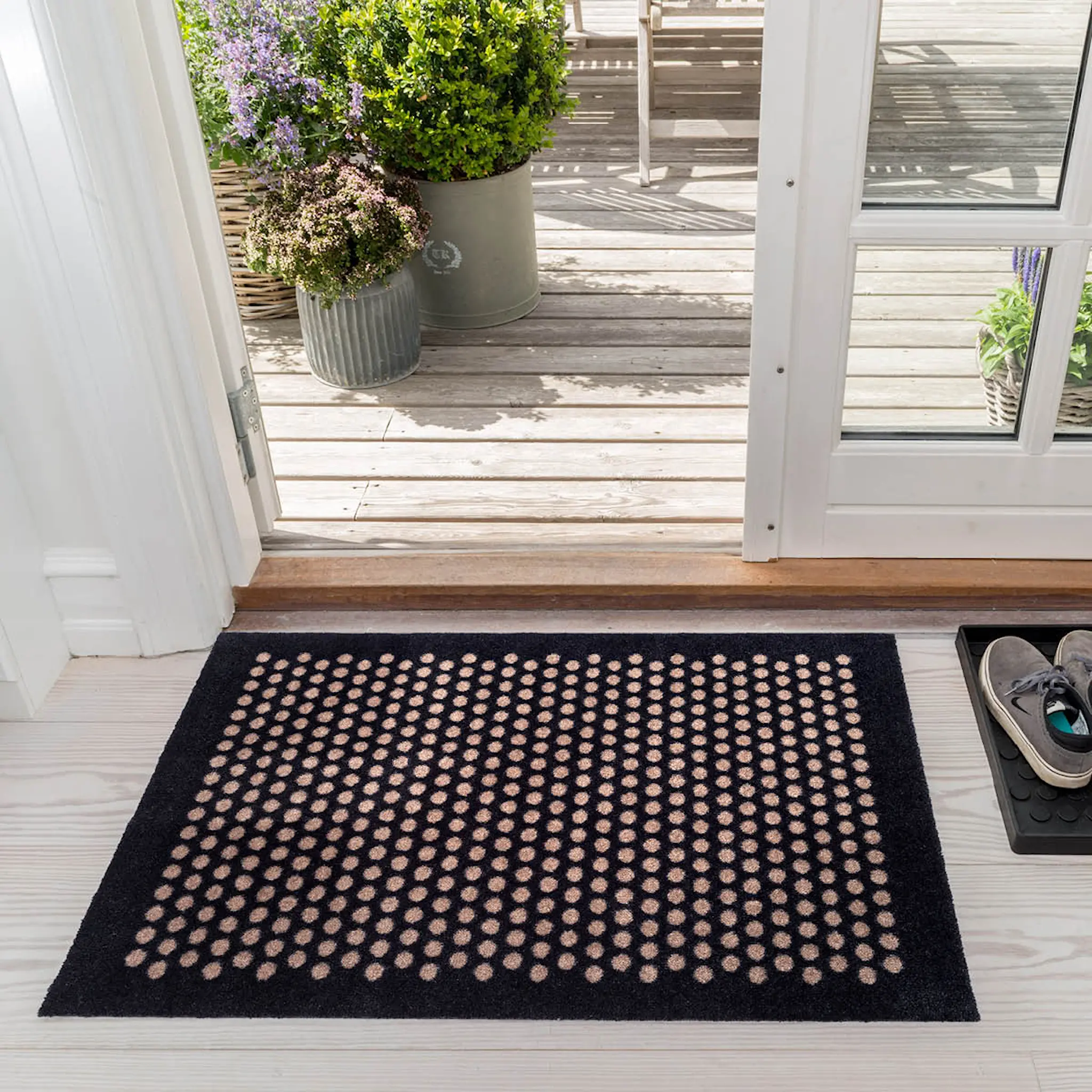 Tica Copenhagen Dot golvmatta 90x60 cm svart/sand