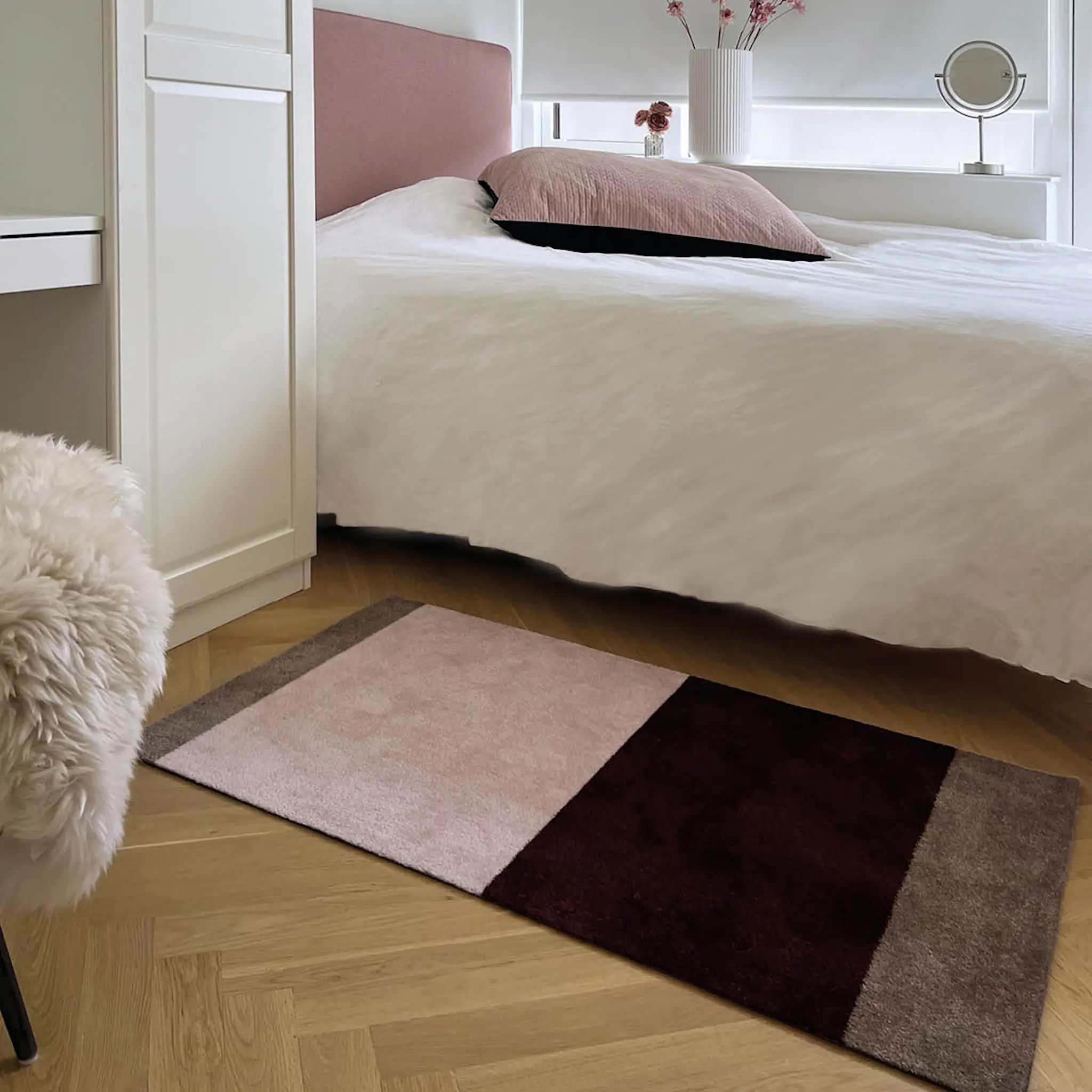 Tica Copenhagen Stripes Horizontally golvmatta 120x67 cm bordeaux/rose/sand