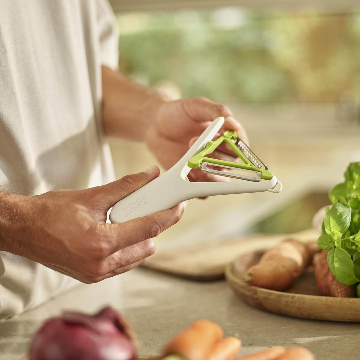 Joseph Joseph 2 i 1 skreller 16 cm hvit/grønn