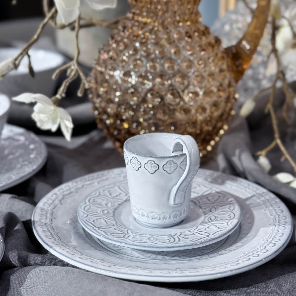 Bordallo Pinheiro Rua Nova Lautanen 22 cm Antiikinvalkoinen