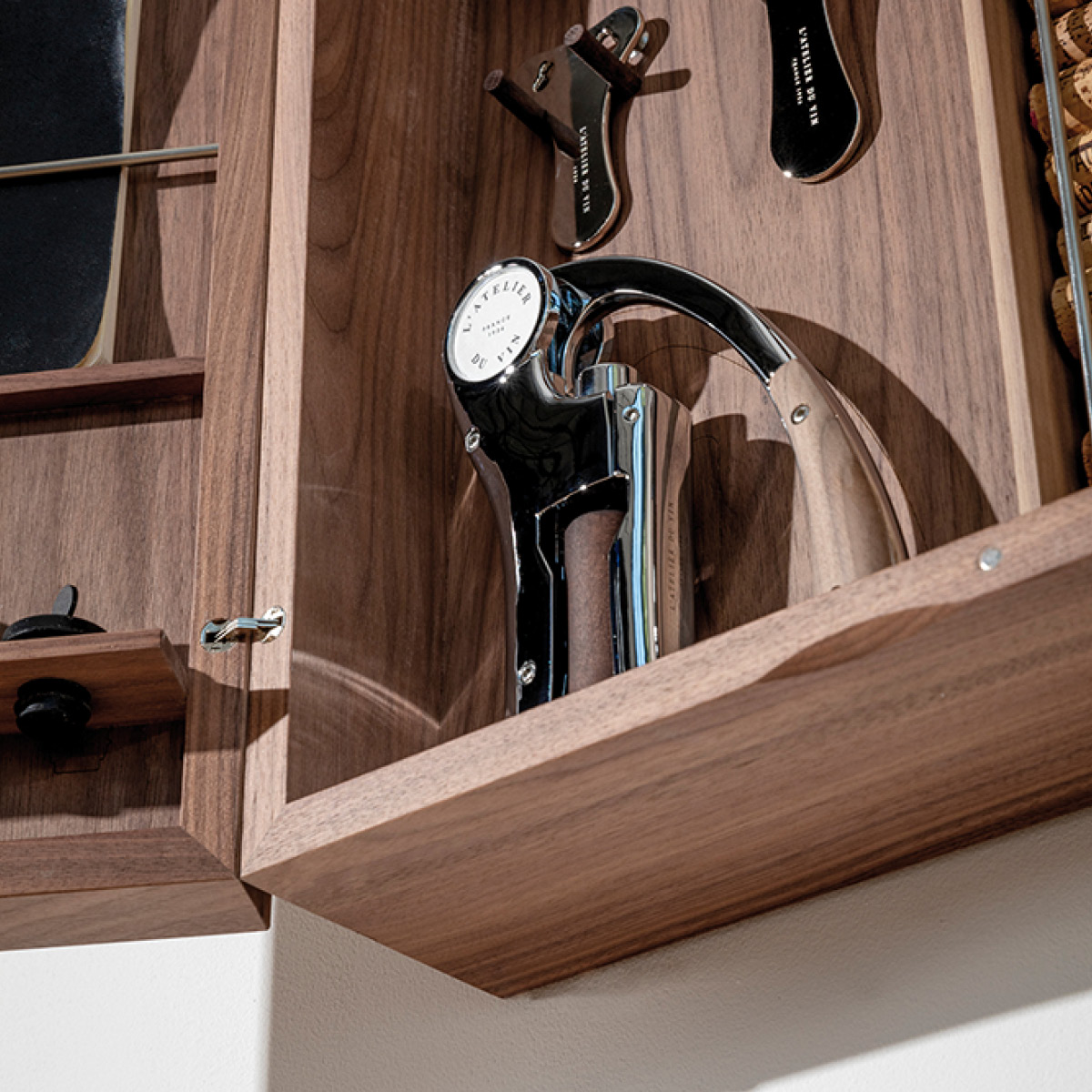 L'atelier du vin Vinsett/vinskap med vintilbehør Cabinet d'Oeno Curiosités