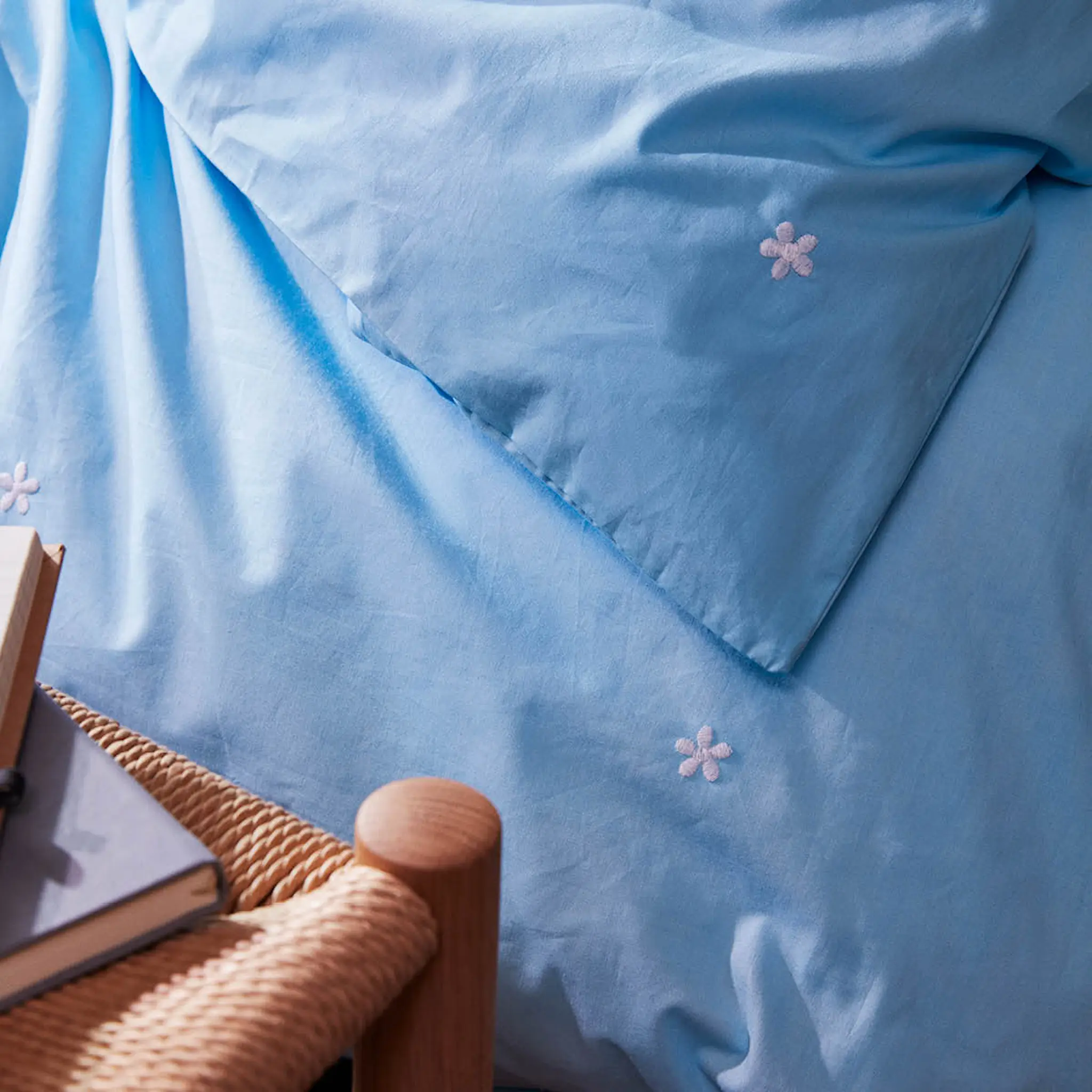 Juna Daisy påslakanset 220x220 cm ljusblå