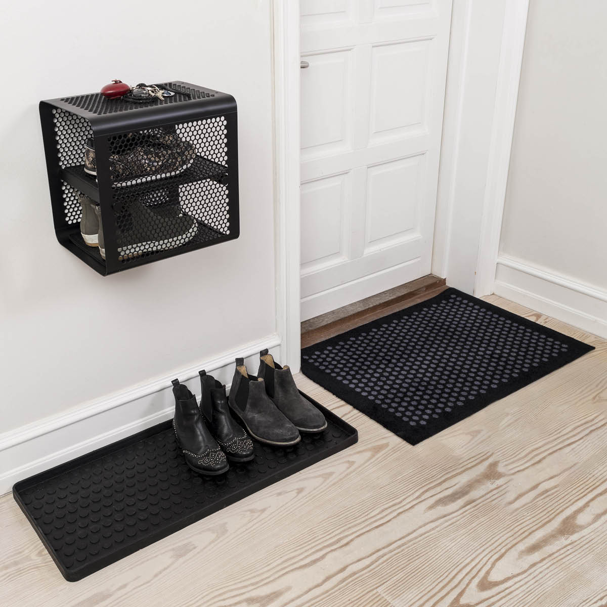 Tica Copenhagen Dot skobricka stor 88x38x3 cm svart