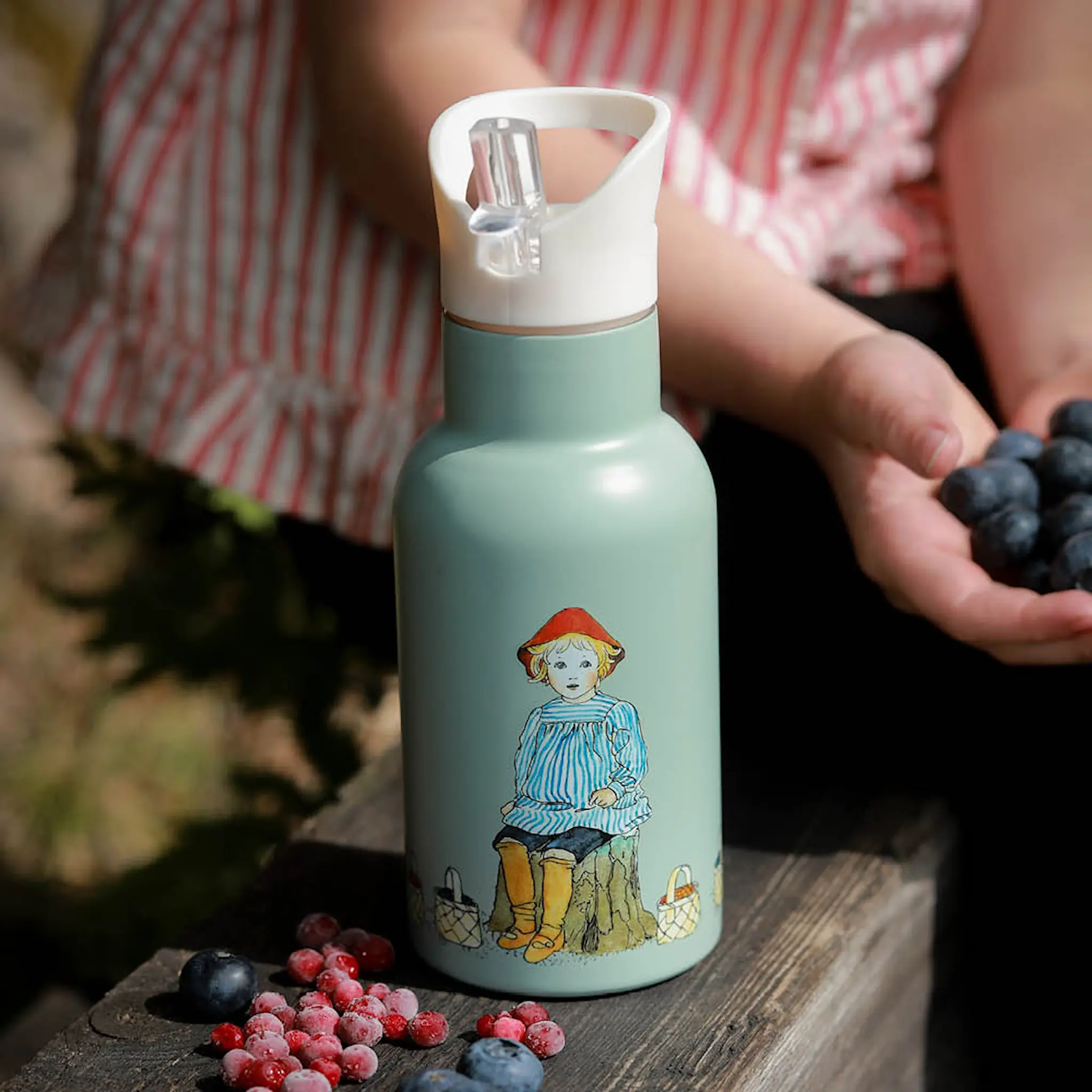 Rätt Start Elsa Beskow Juomapullo 0,35 L Pikku-Pekka Mustikkametsässä