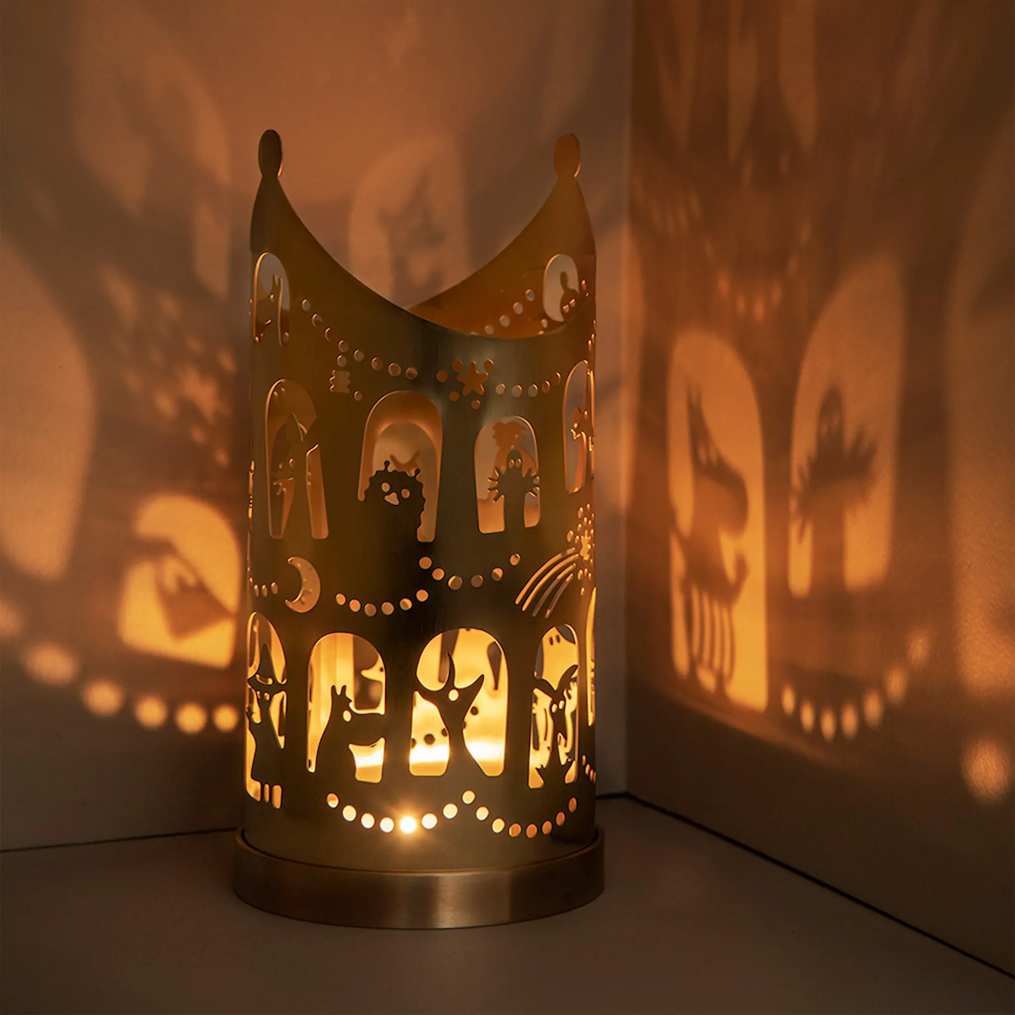 Skultuna Skultuna x Moomin - Muminhuset Ljuslykta 16 cm Mässing