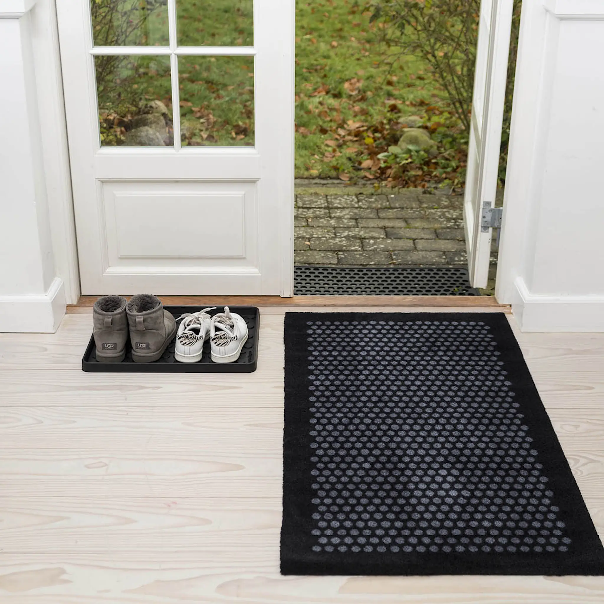 Tica Copenhagen Dot skobricka mellan 48x38x3 cm svart