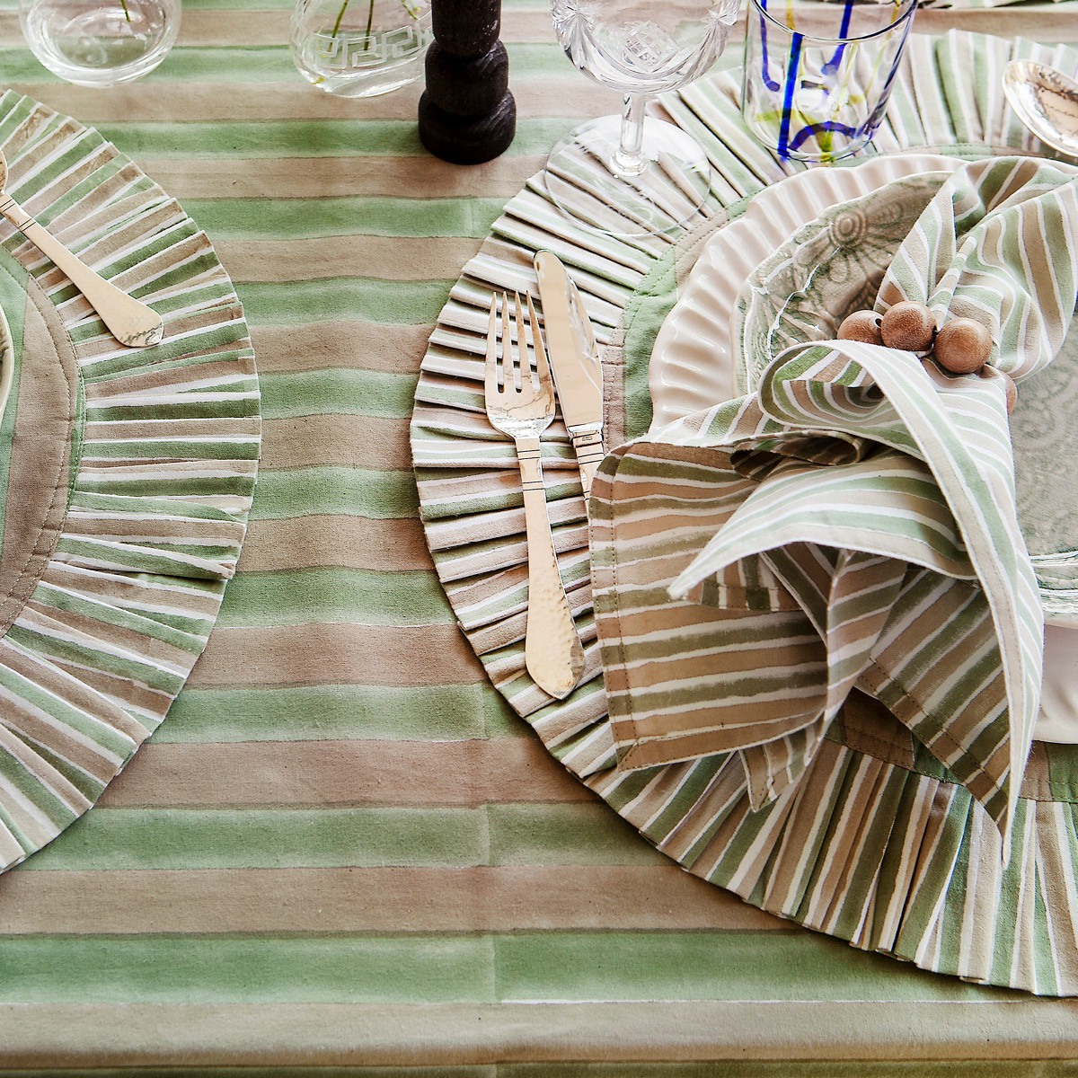 Chamois Jaipur Stripe duk med volang 165x245 cm grön