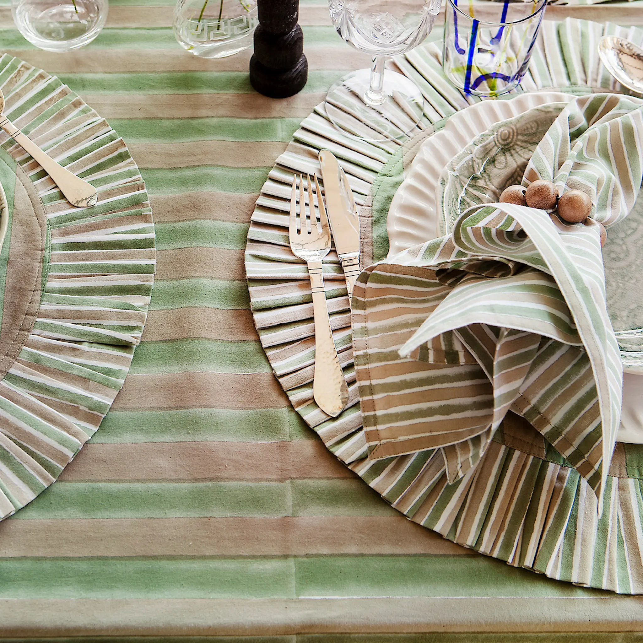 Chamois Jaipur Stripe duk med volang 165x245 cm grön