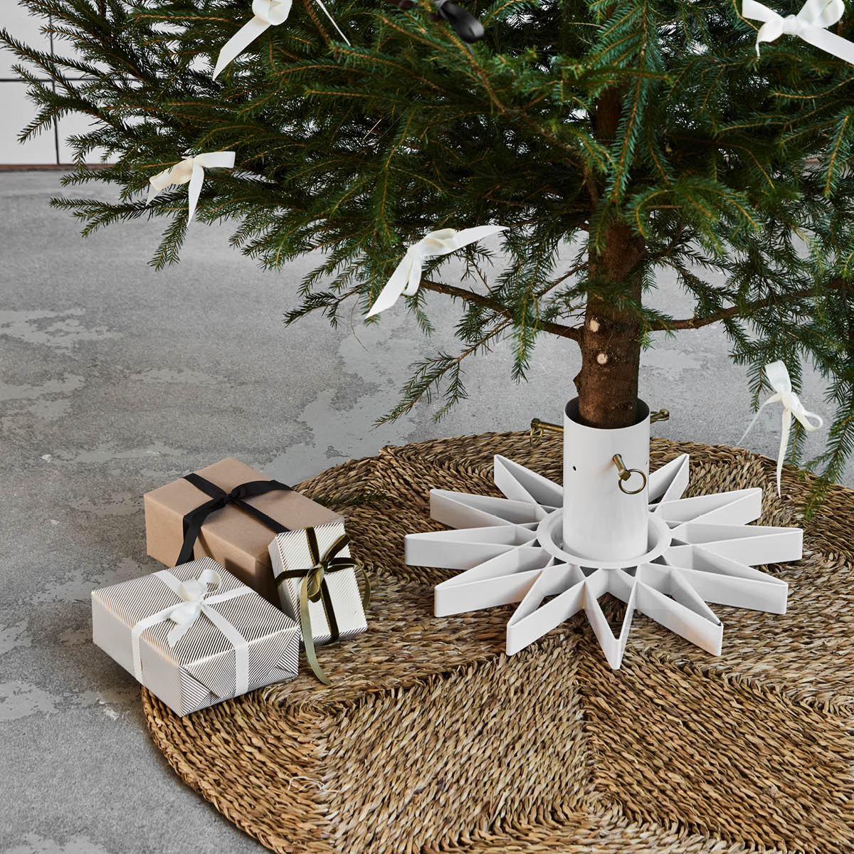House Doctor Star julgransfot i järn 47 cm vit