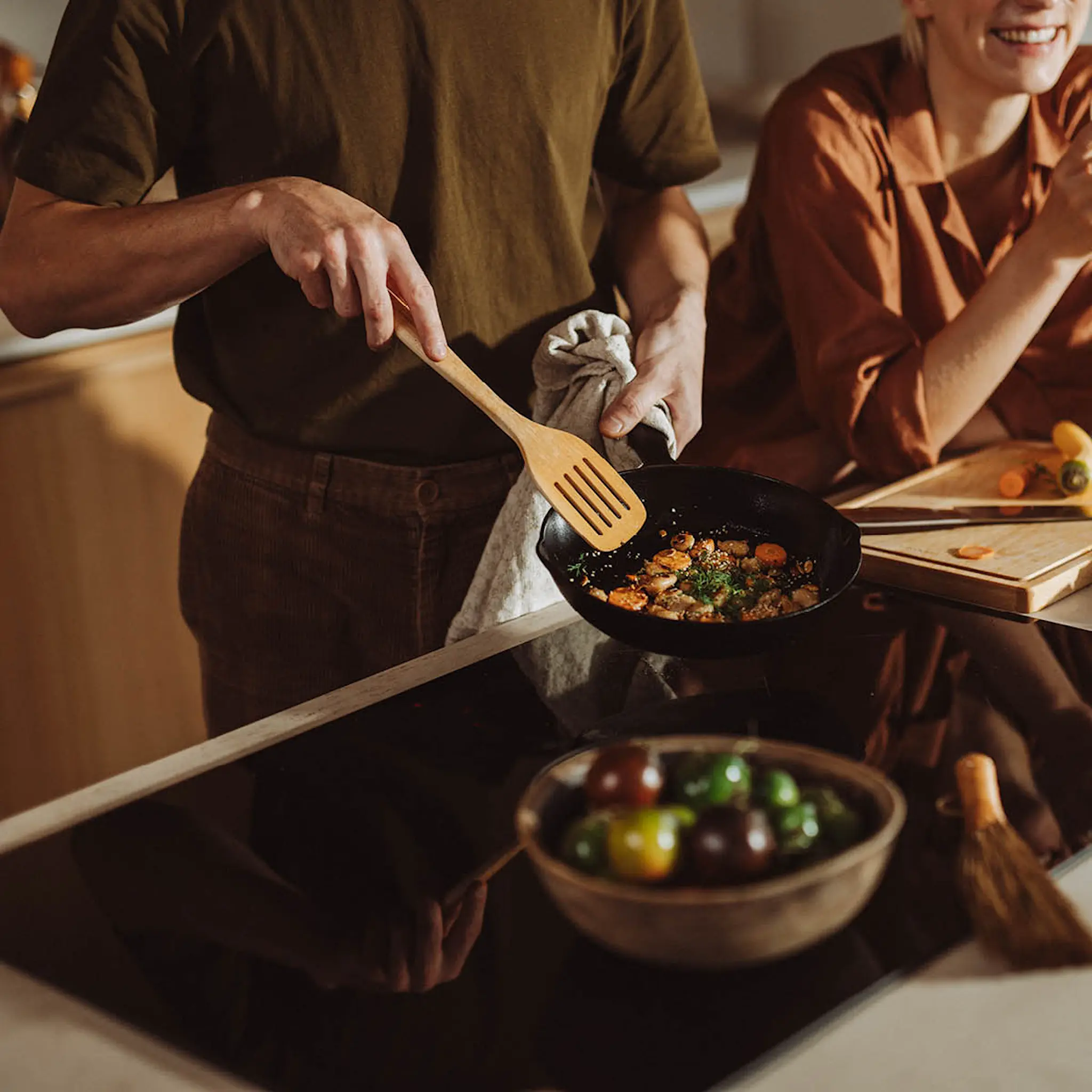 Fiskars Folken stekespade perforert 30 cm tre