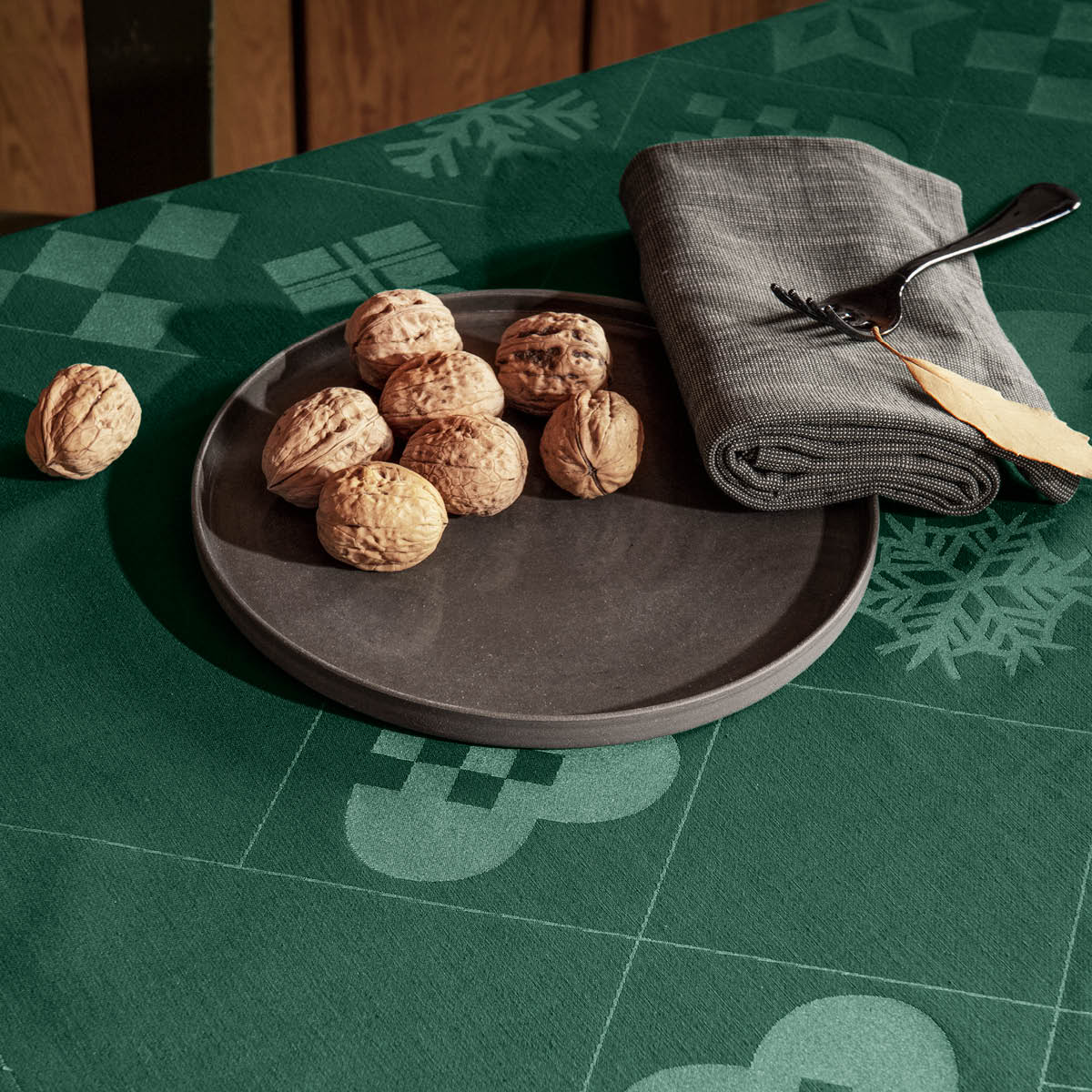 Juna Natale juleduk i damask 150x270 cm grønn